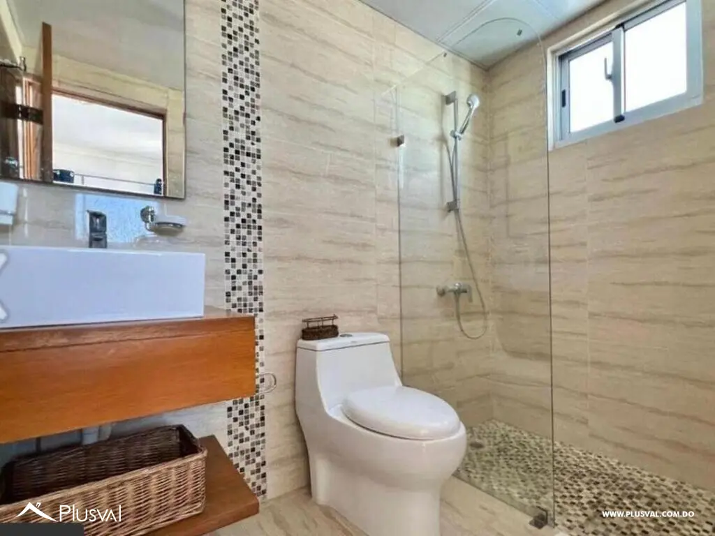 Se alquila amplio apartamento de 3 habitaciones y 2 parqueos. 469418