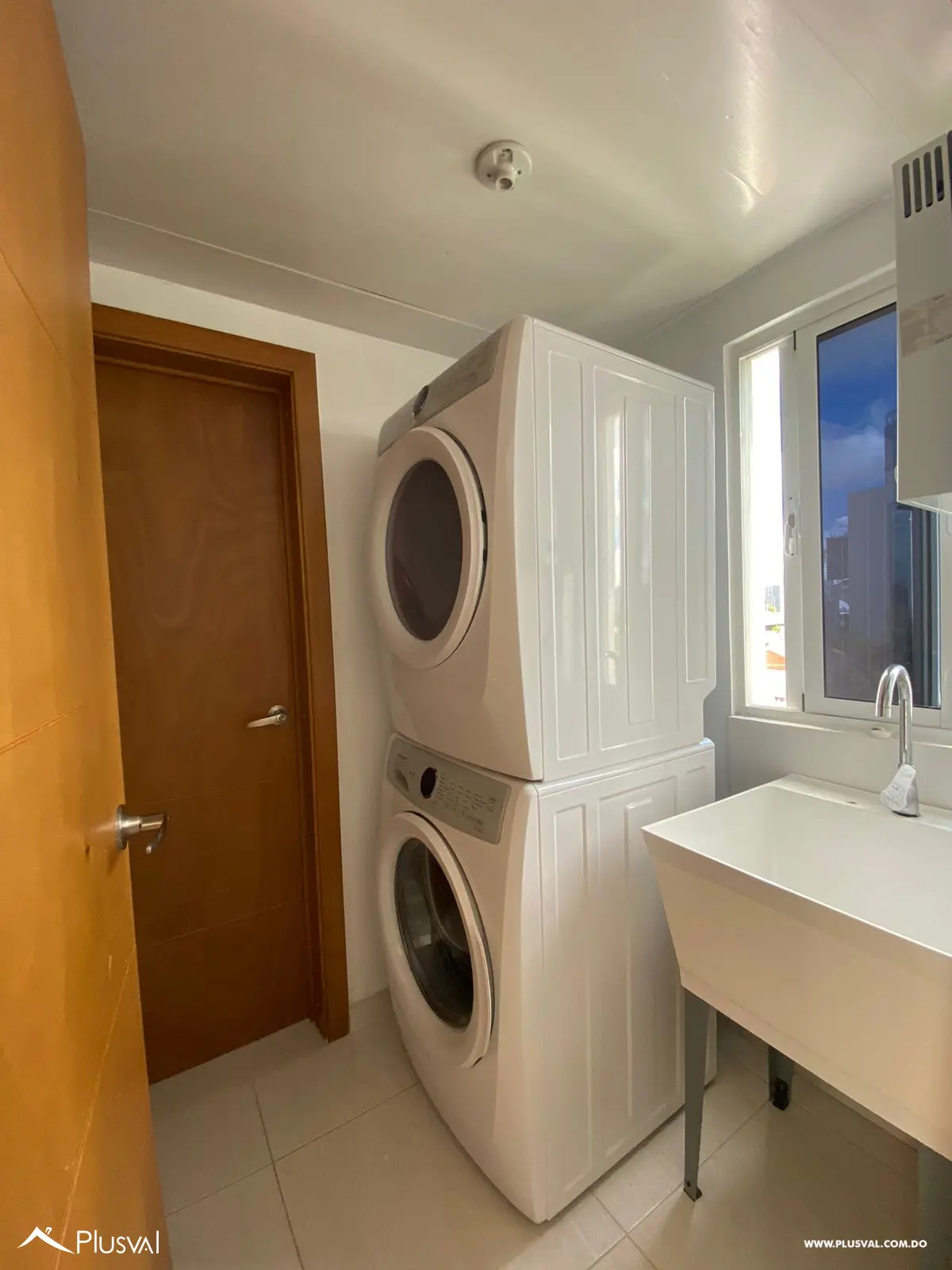 Amplio apartamento para alquiler en Evaristo Morales. 472758