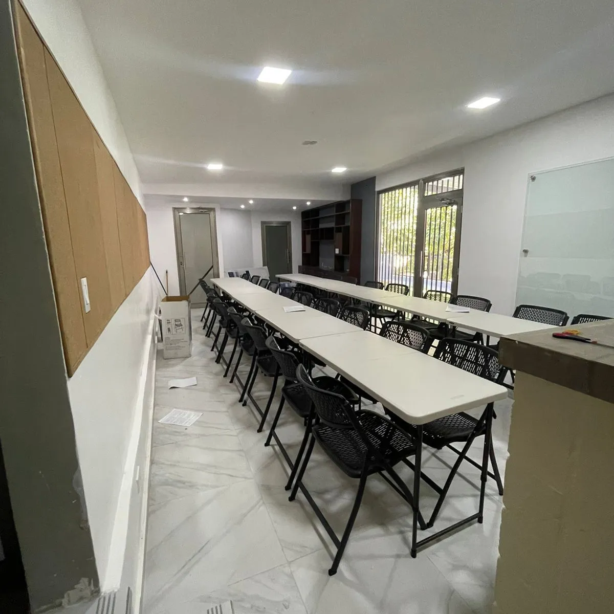 Alquiler de amplios Locales Comerciales ubicados en Evaristo Morales 443070