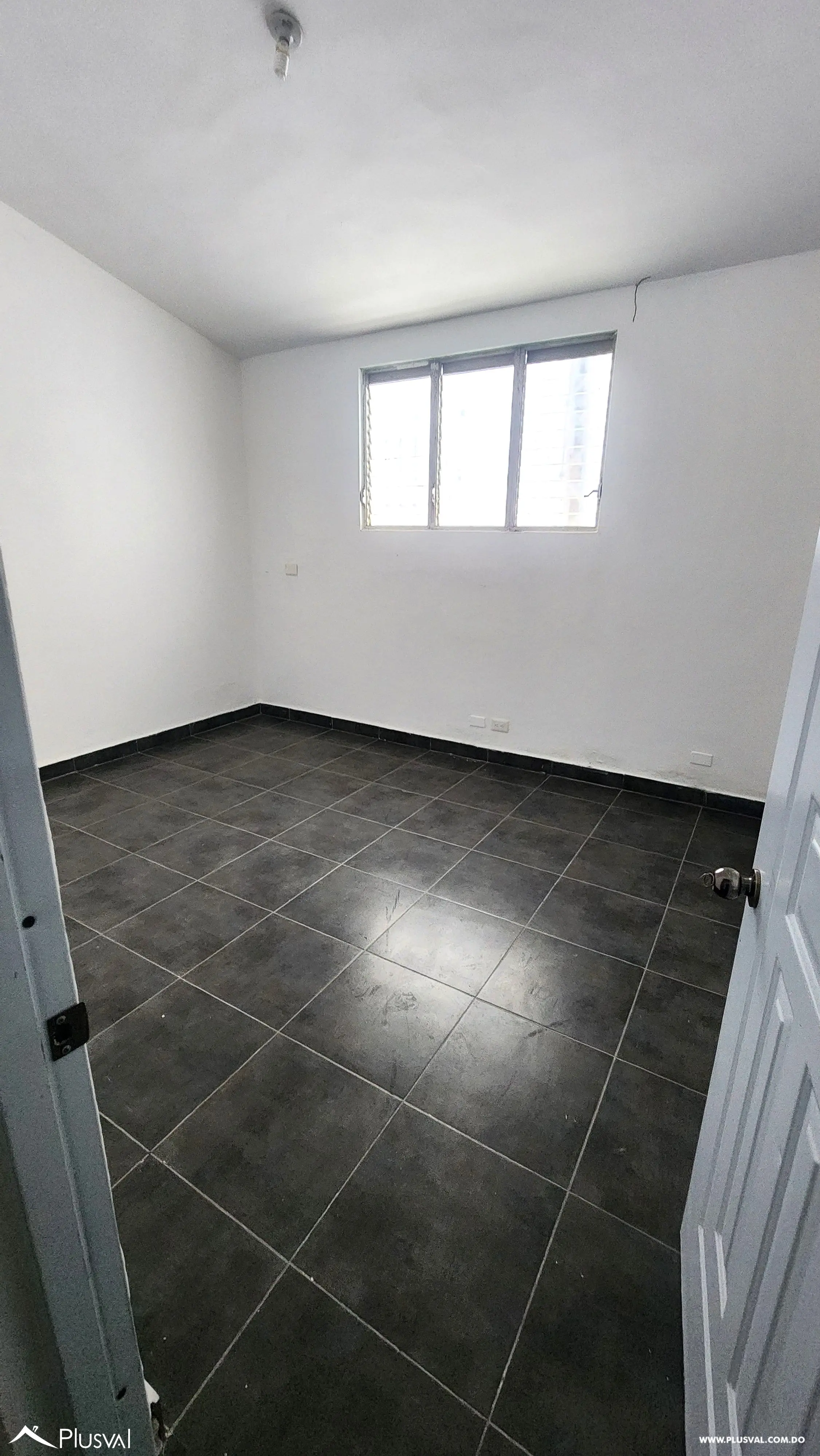 Se alquila casa para fines comerciales. 502712