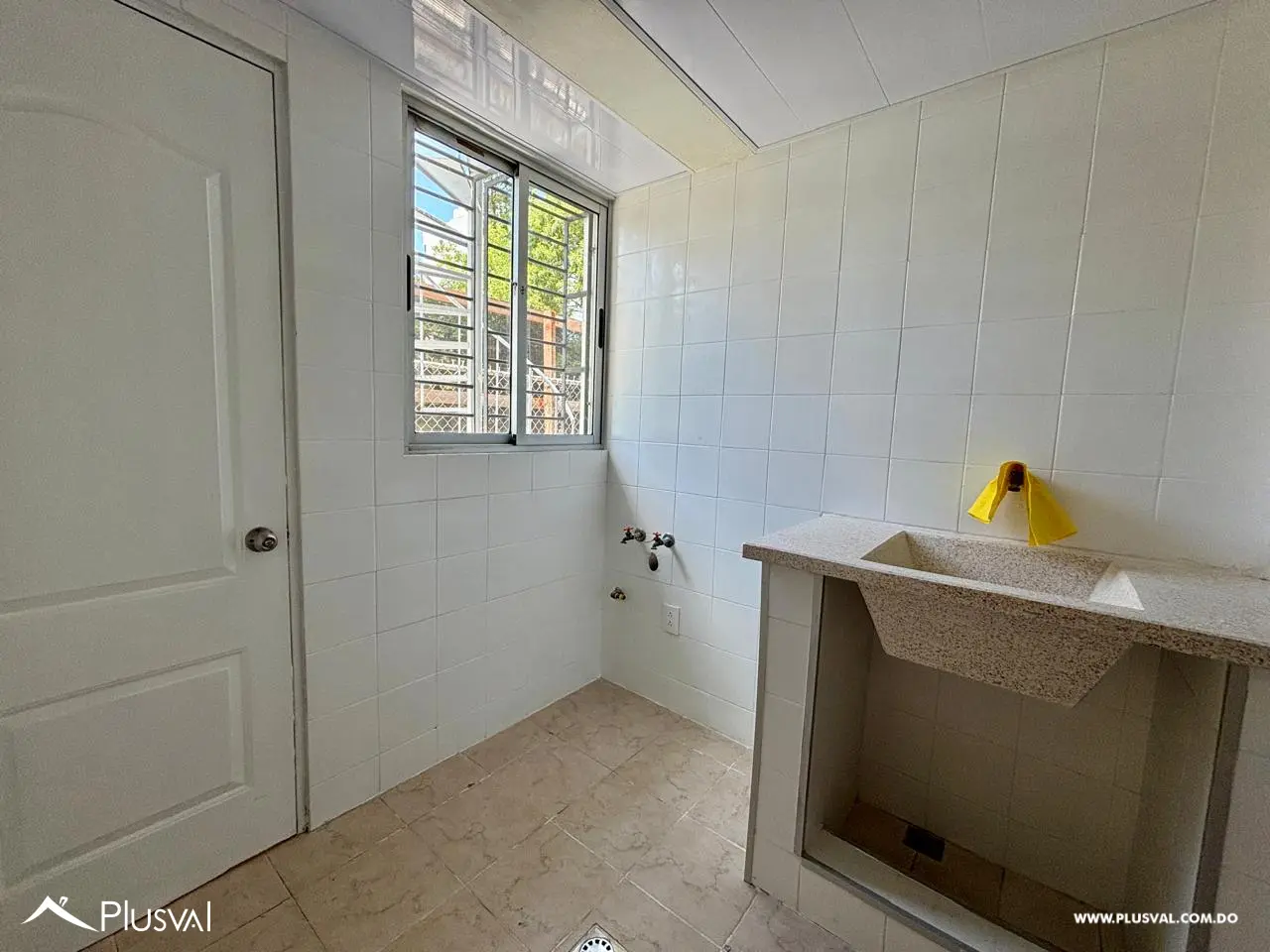 Amplio apartamento con terraza en venta en Evaristo Morales 517775
