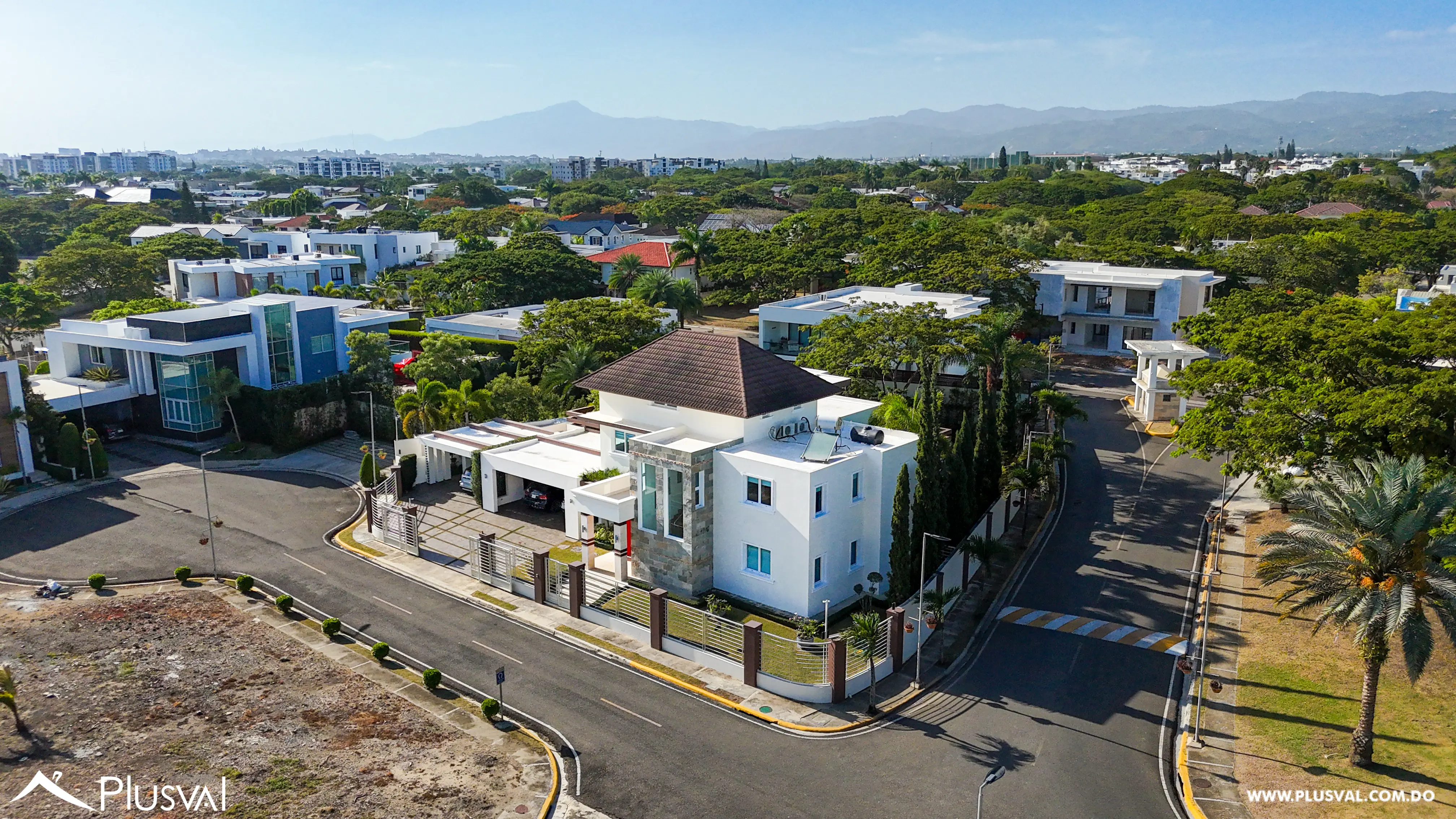 Exclusiva Casa de Dos Niveles en Venta con Piscina y Patio 522147