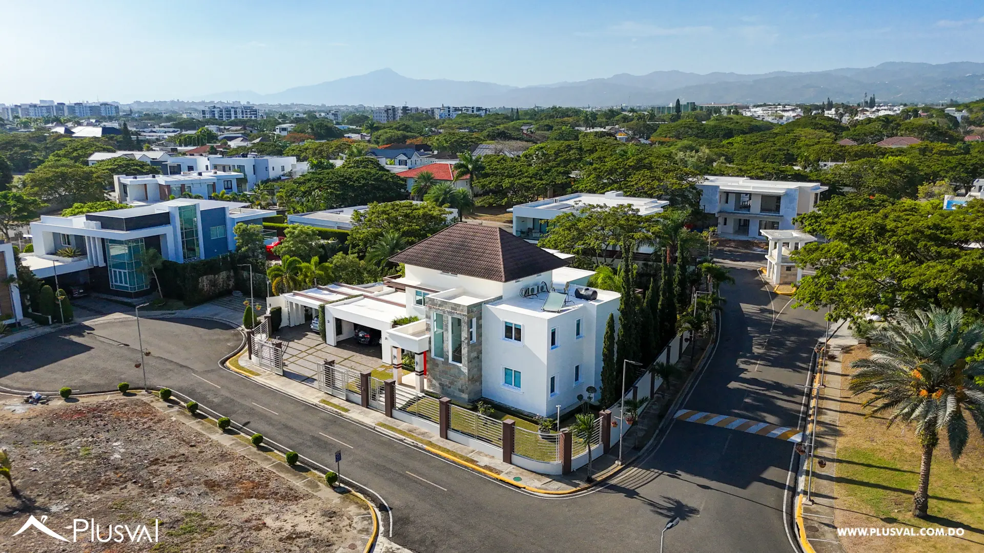 Exclusiva Casa de Dos Niveles en Venta con Piscina y Patio 522147