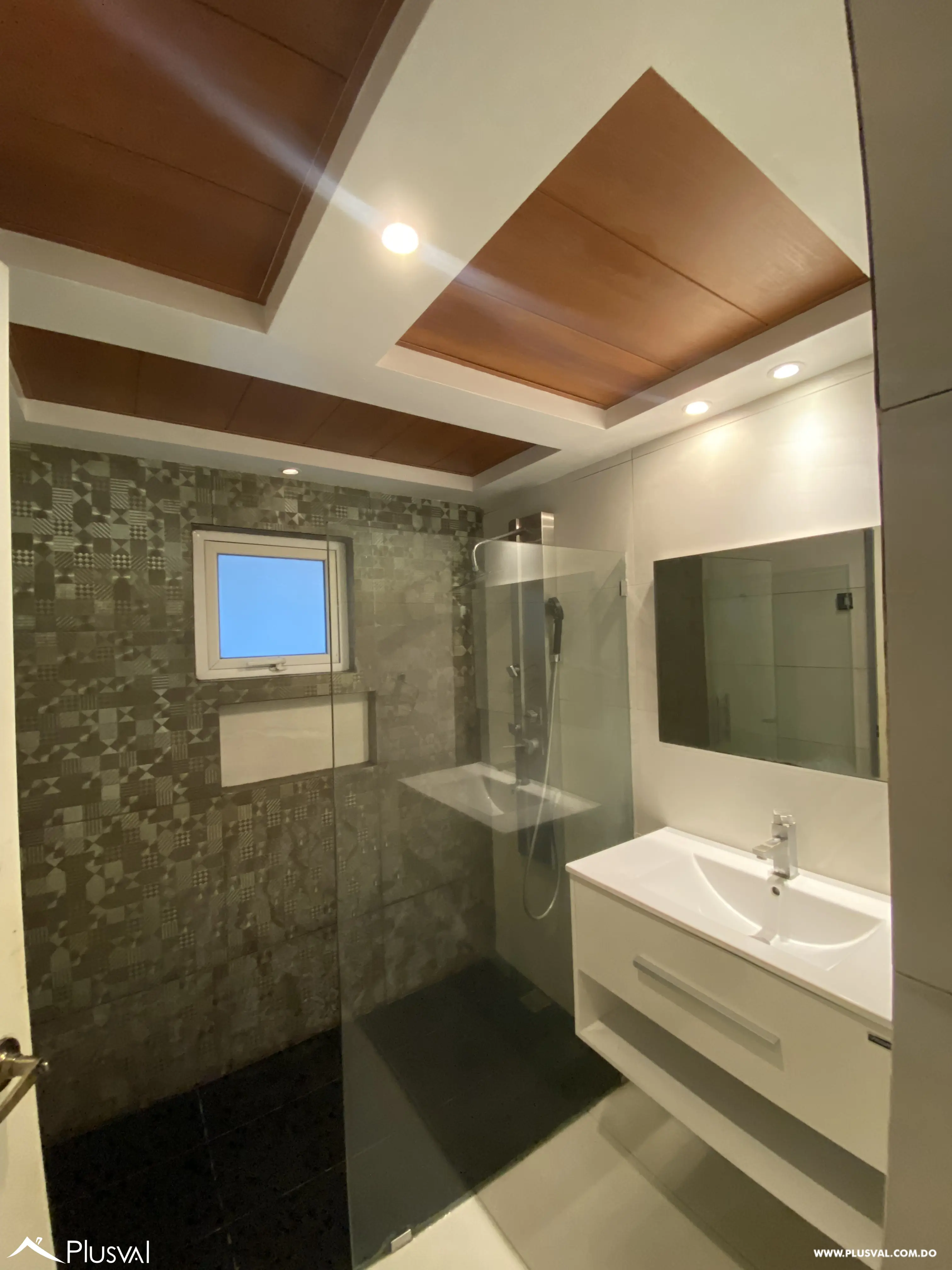 Se alquila amplio apartamento en Serralles. 469177