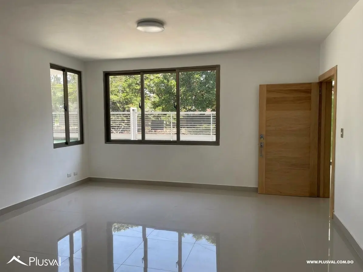 Apartamento en 1er Nivel con Tres Habitaciones y Family Room en La Vega 524728