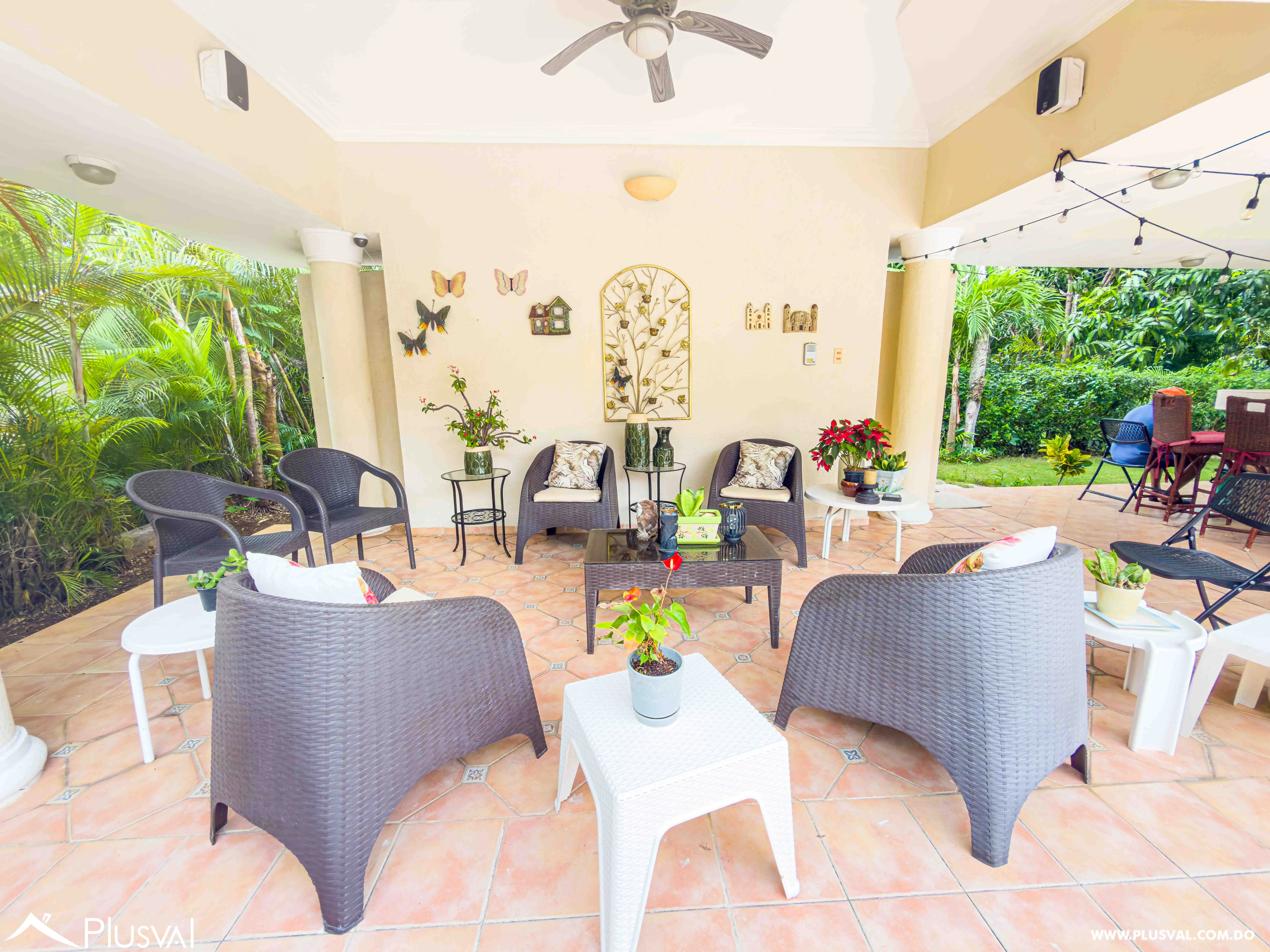 Villa en Venta en Juan Dolio con Piscina, Gazebo y Amplio Patio en Comunidad de Golf 496584