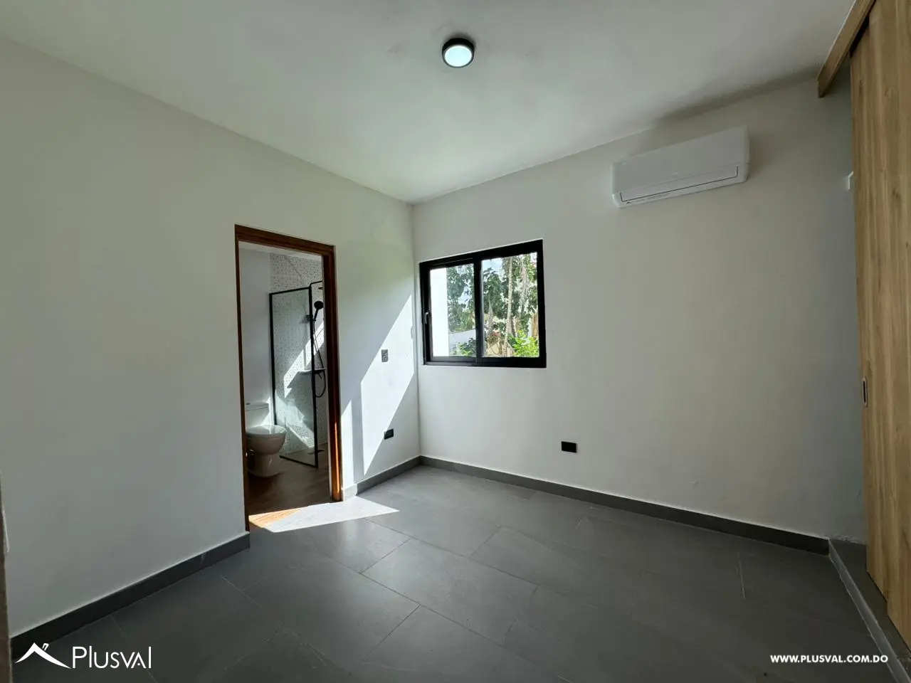 Apartamento en primer nivel con patio y balcón frontal en Cabarete 483714