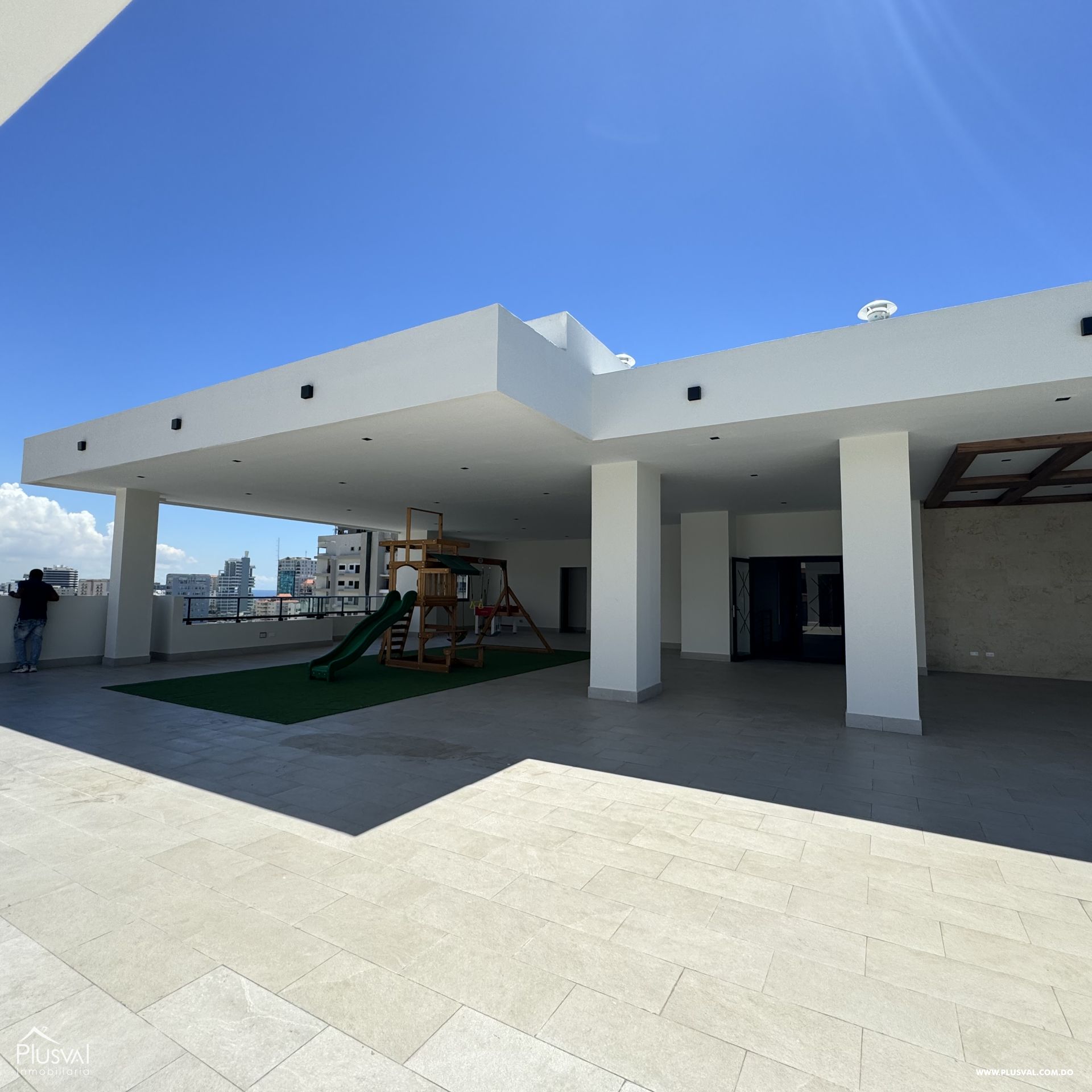 Apartamento en alquiler en Naco, piso 10, con línea blanca. Una habitación y dos baños completos. 391454