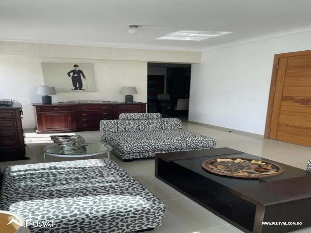 Se alquila amplio apartamento de 3 habitaciones y 2 parqueos. 469427