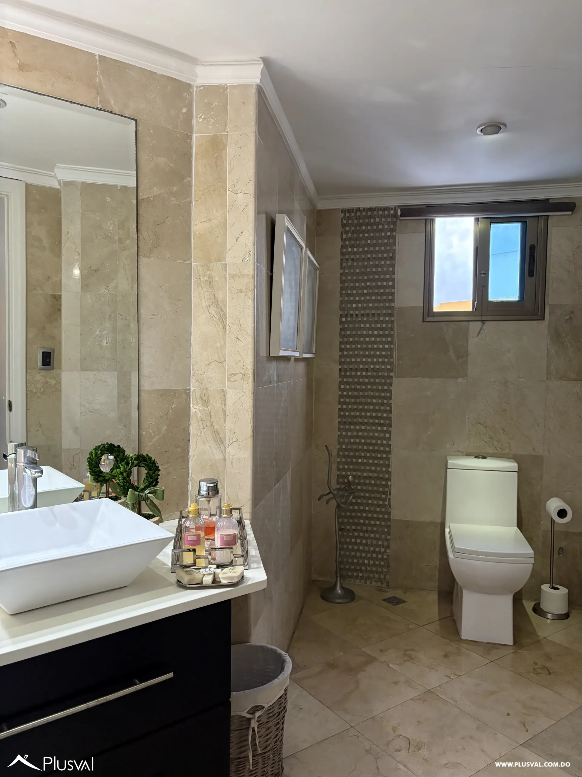 Excelente apartamento en Naco con 5 parqueos y muy buenas áreas sociales 480284