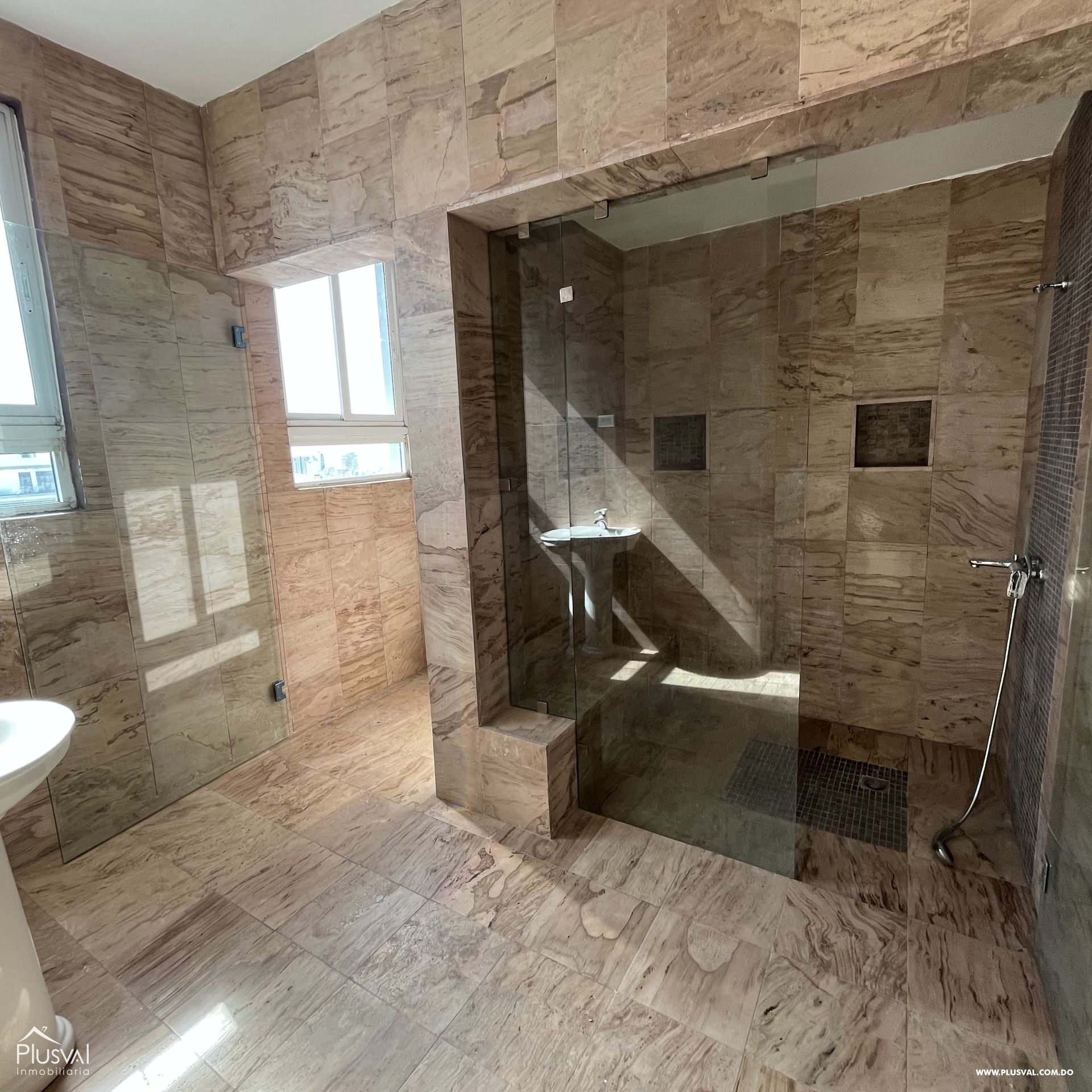 Venta de apartamento de 3 habitaciones en el sector de Evaristo Morales 293899