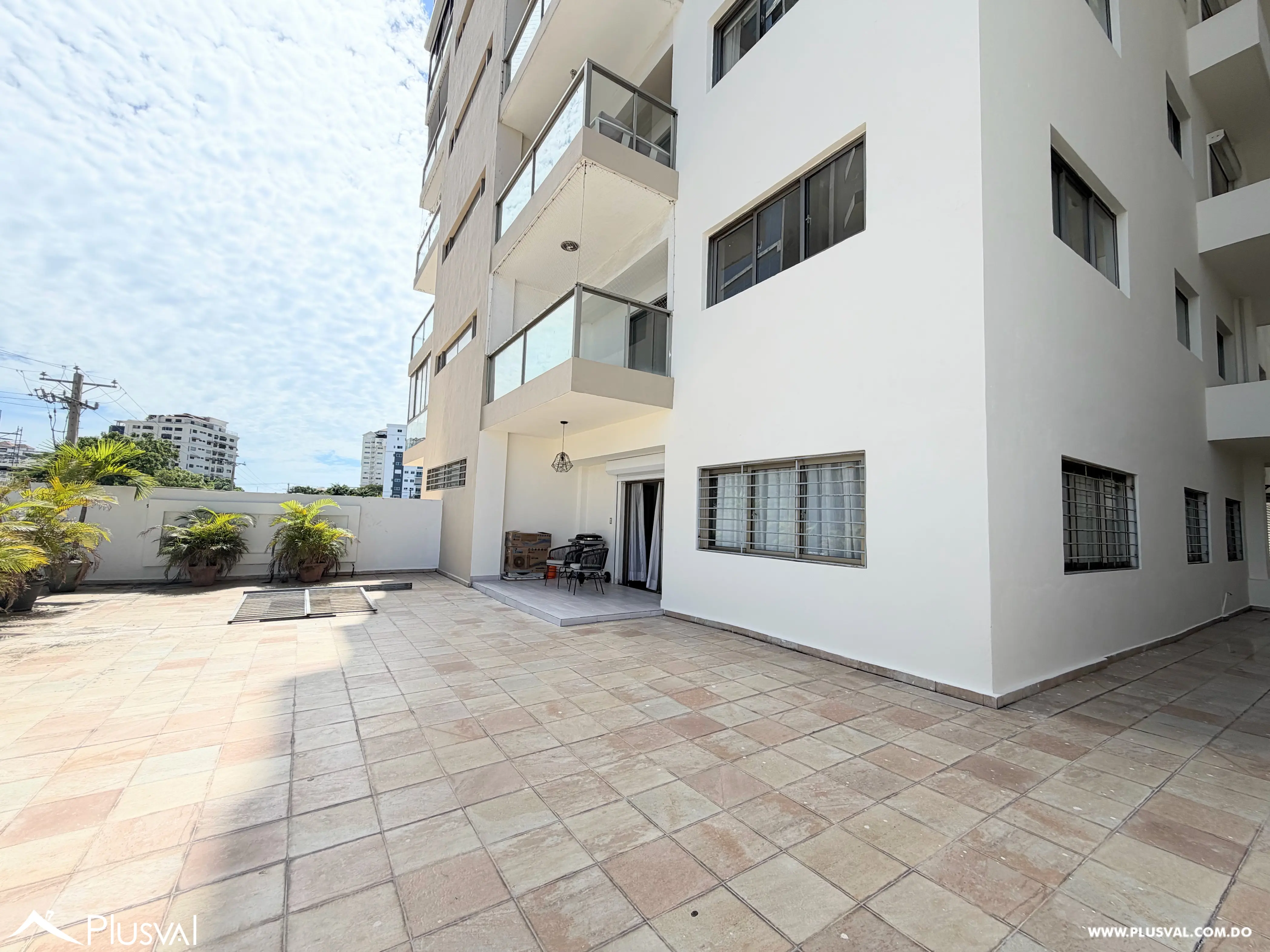 Se vende amplio apartamento de 4 habitaciones en Naco. 536777