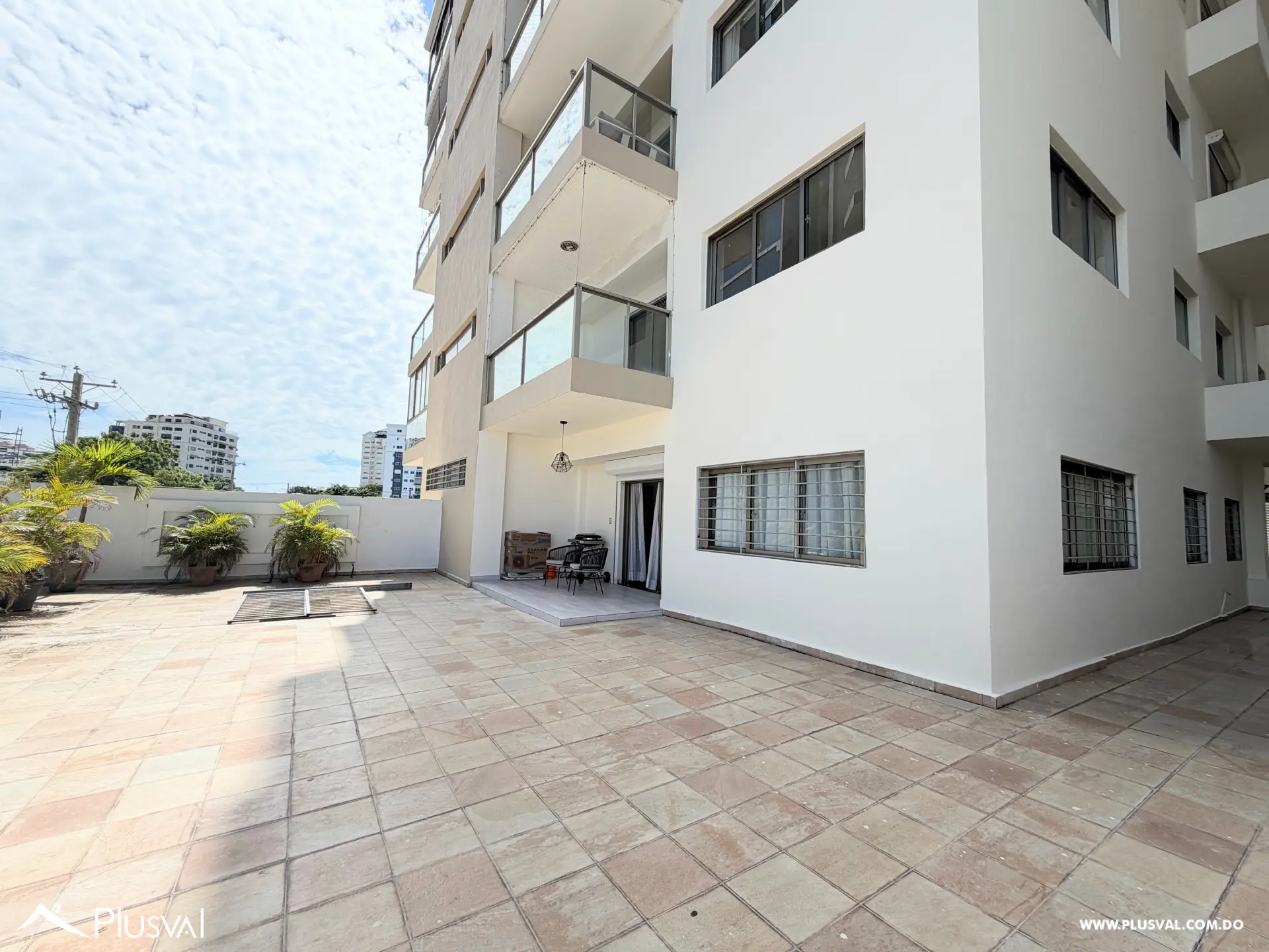 Se vende amplio apartamento de 4 habitaciones en Naco. 536777