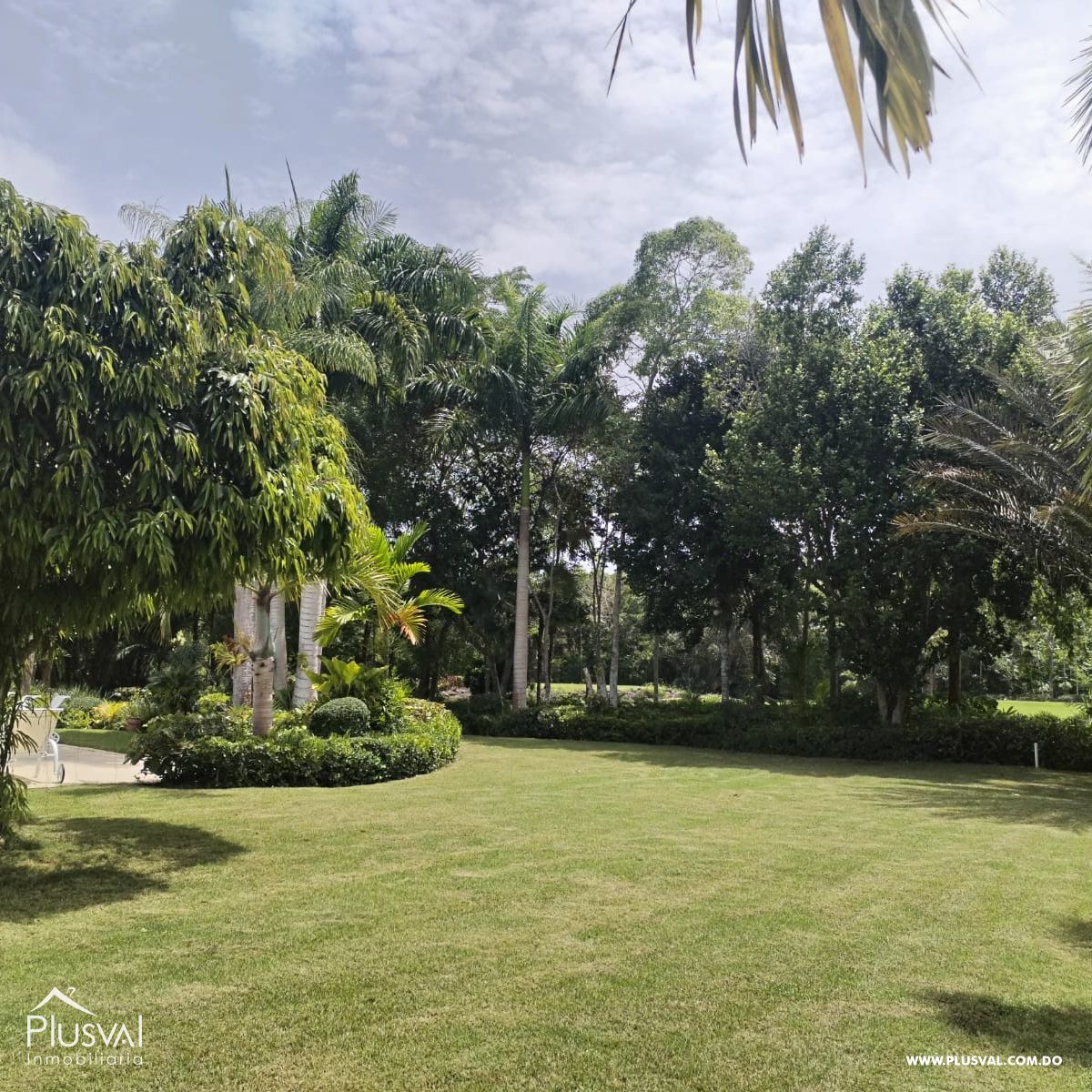 Villa en Guavaberry de dos niveles con vista hacia la piscina y campo de golf. 367978