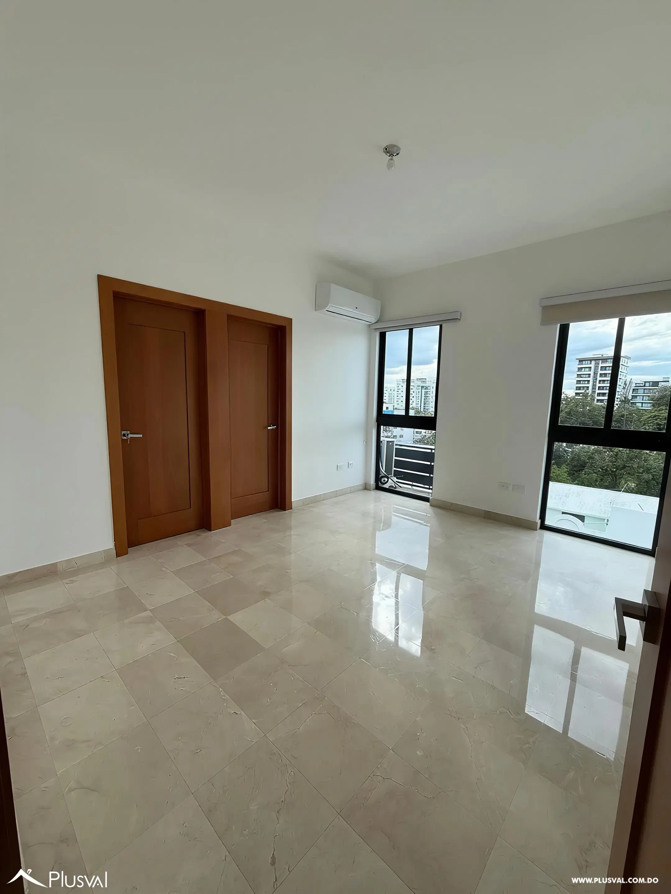 Amplio apartamento en Villa Olga, diseñado con una excelente distribución y abundante luz natural. 510779
