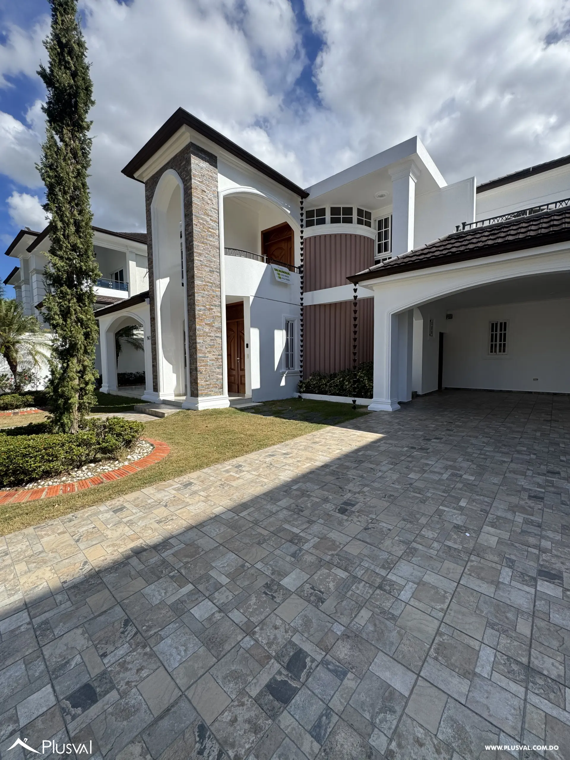 Casa de Dos Niveles en Alquiler en Exclusivo Complejo Habitacional Privado 528676