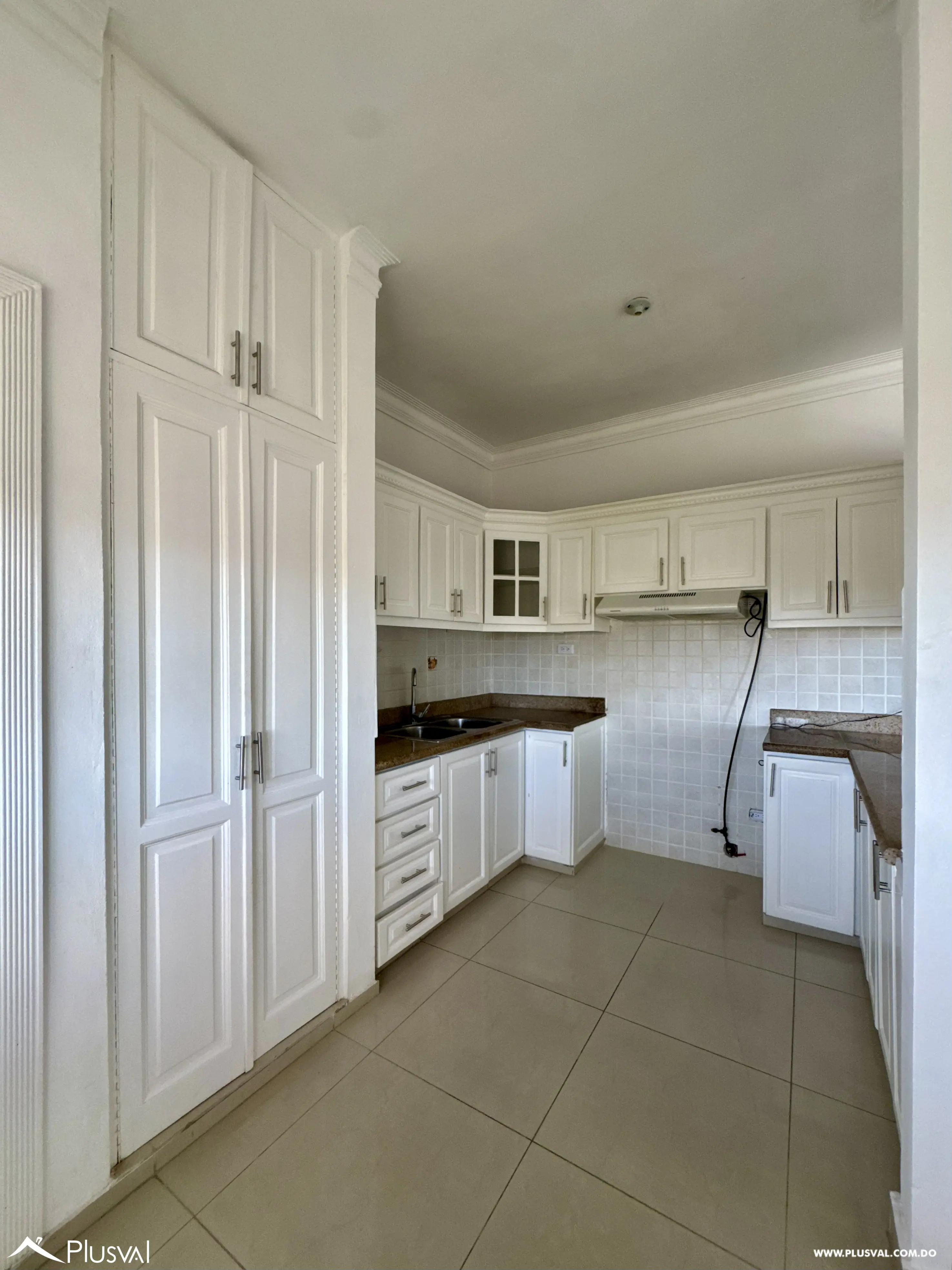 Alquilo apartamento de tres habitaciones en Evaristo Morales. 493671