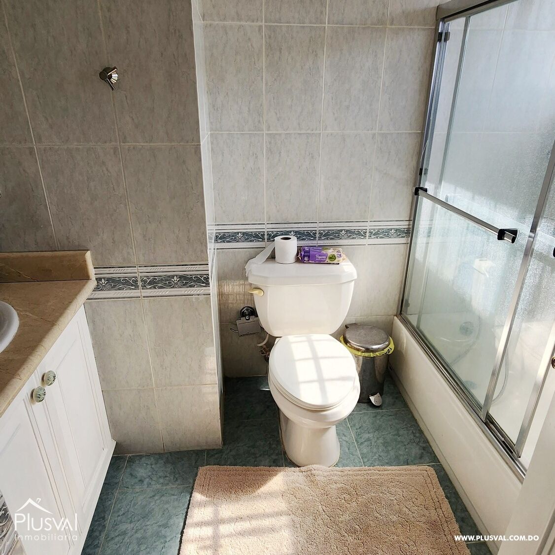 Se alquila  vacio Amplio apartamento clásico de dos niveles en Naco 360412
