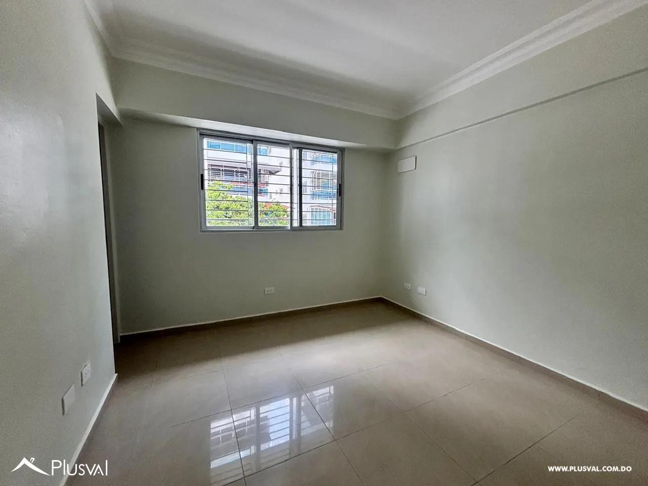 Amplio apartamento con terraza en venta en Evaristo Morales 517764