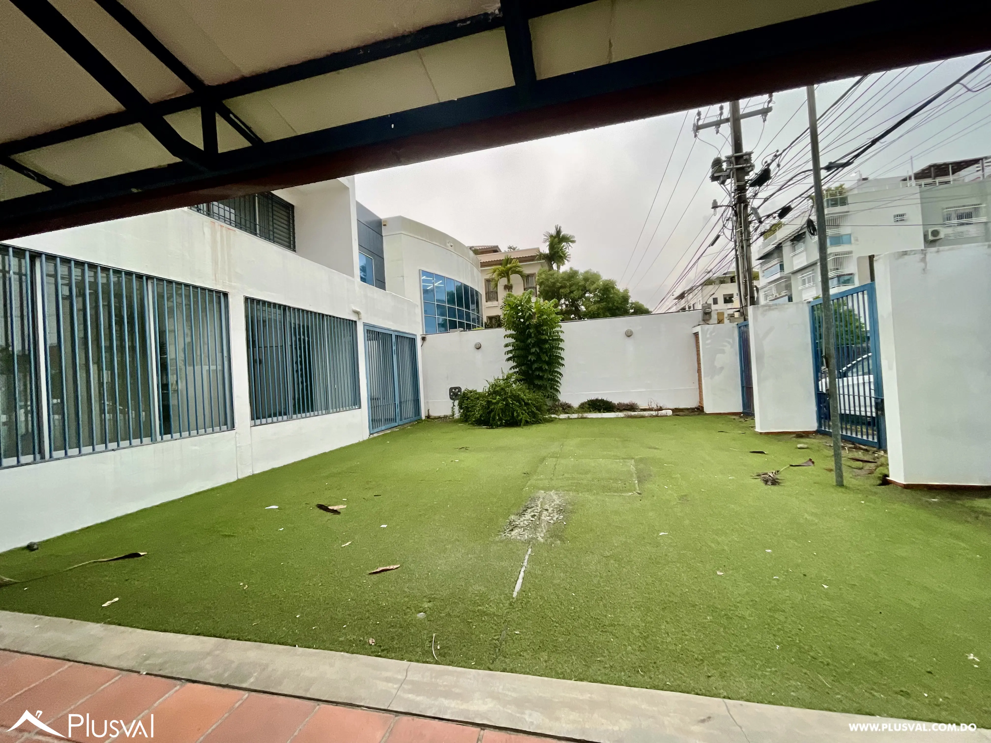 Amplio Local Comercial en el Ensanche Julieta 468558