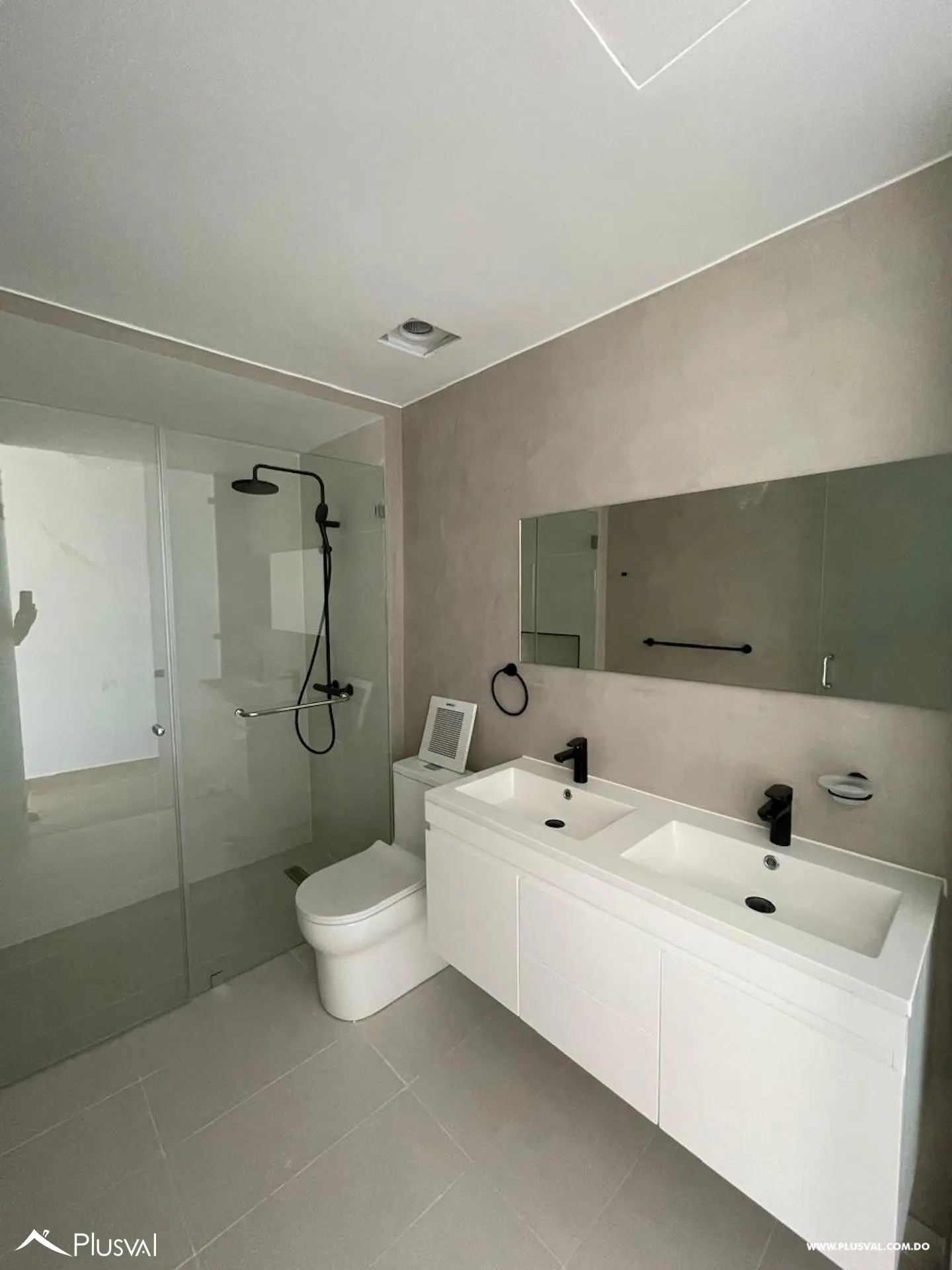 Apartamento en Alquiler en Piantini de 3 Habitaciones + Estudio y 232 m² de Amplios Espacios 452790