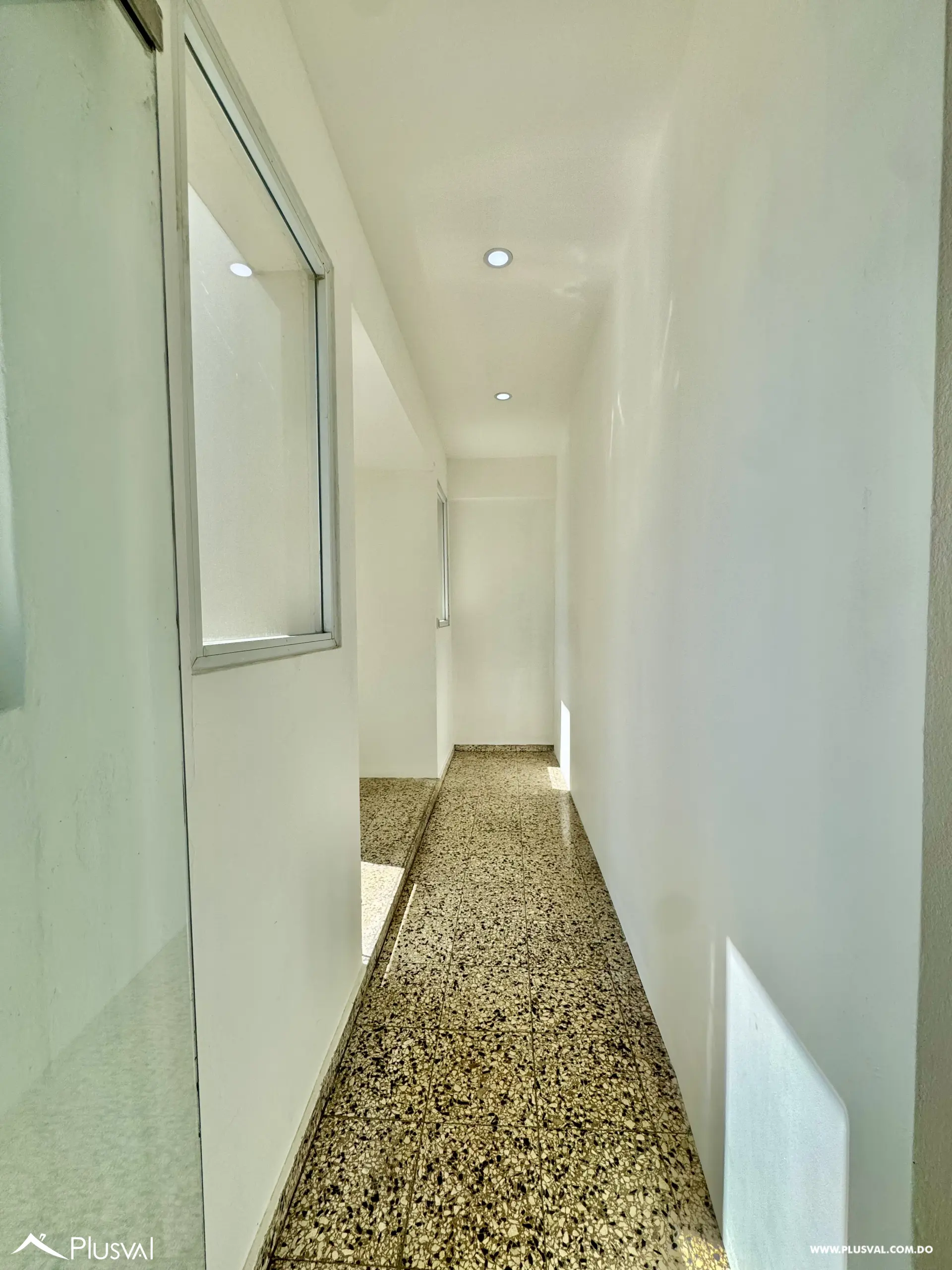 Alquilo Excelente Local en Segundo Nivel en Evaristo Morales 526300