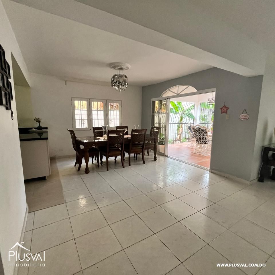 Casa Clásica de 2 Niveles en Residencial Cerrado 428424
