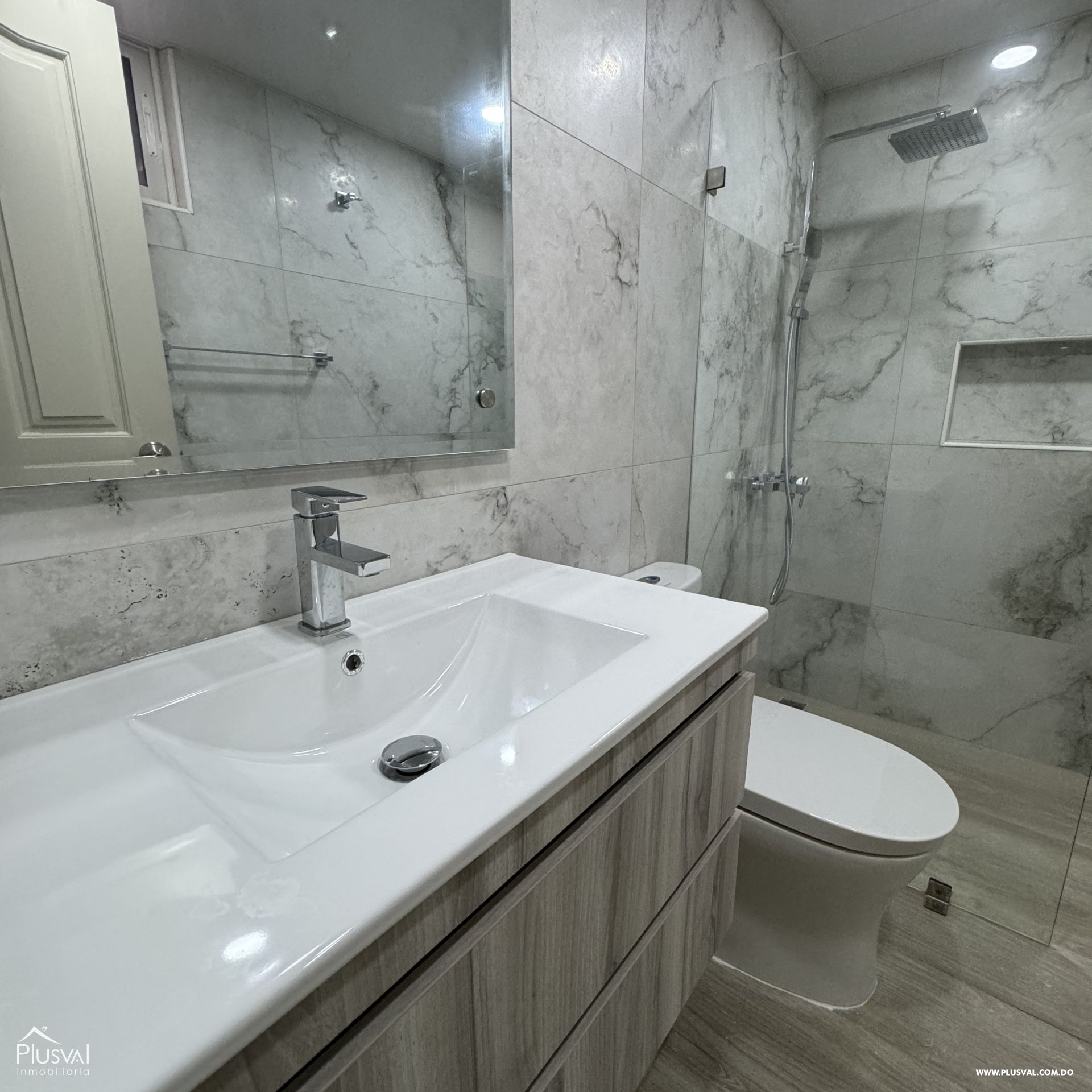 Clásico apartamento en alquiler en Naco.  Recién remodelado completamente, excelentes vecinos. 376949