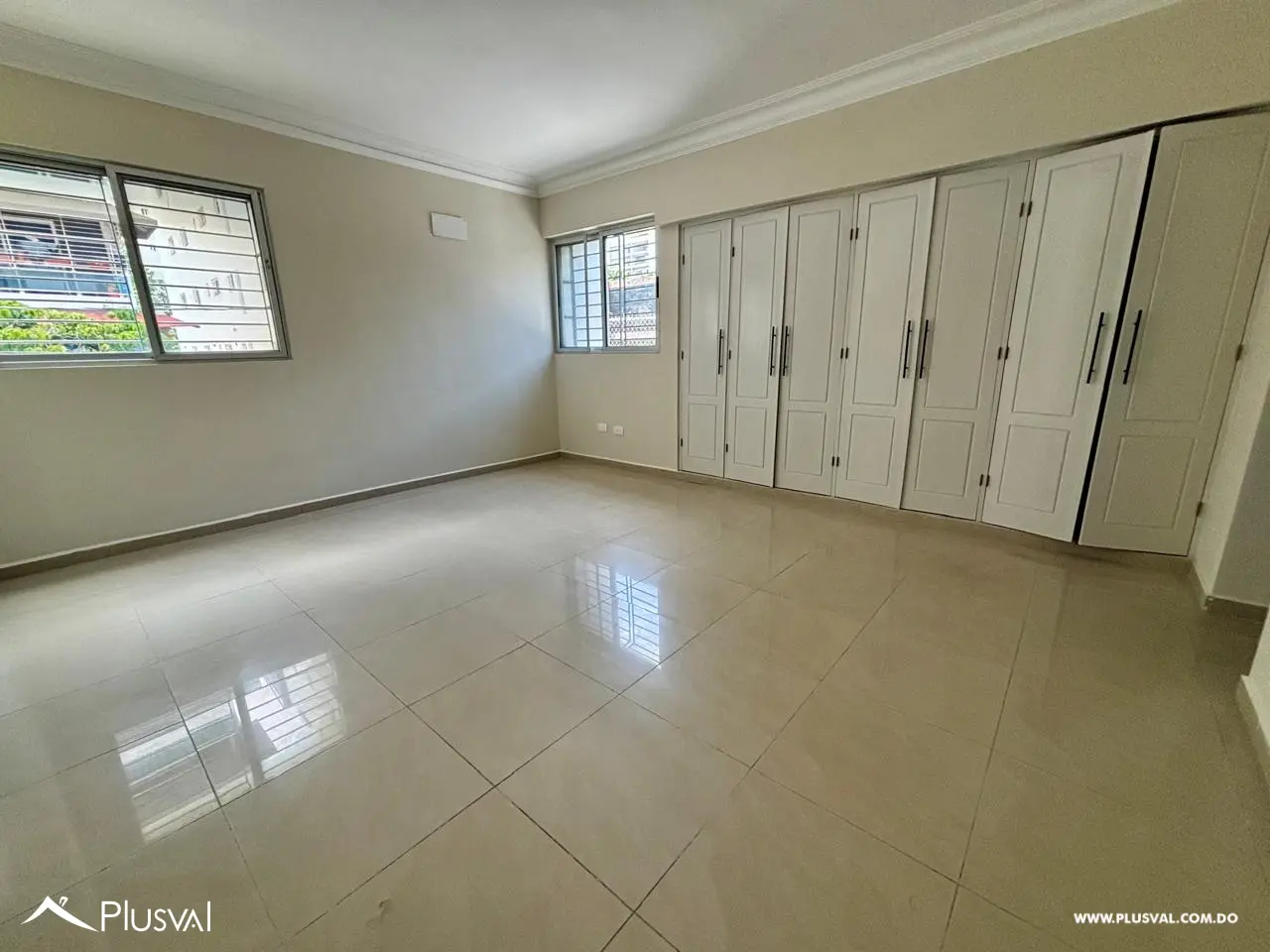Amplio apartamento con terraza en venta en Evaristo Morales 517762