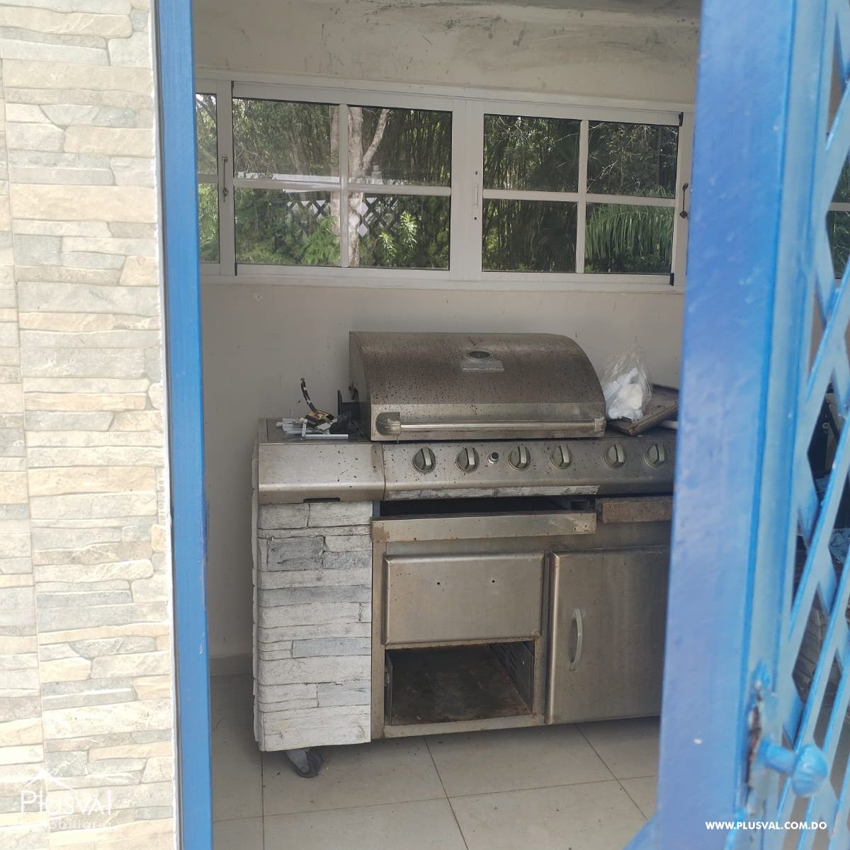 Villa en Guavaberry de dos niveles con vista hacia la piscina y campo de golf. 367975