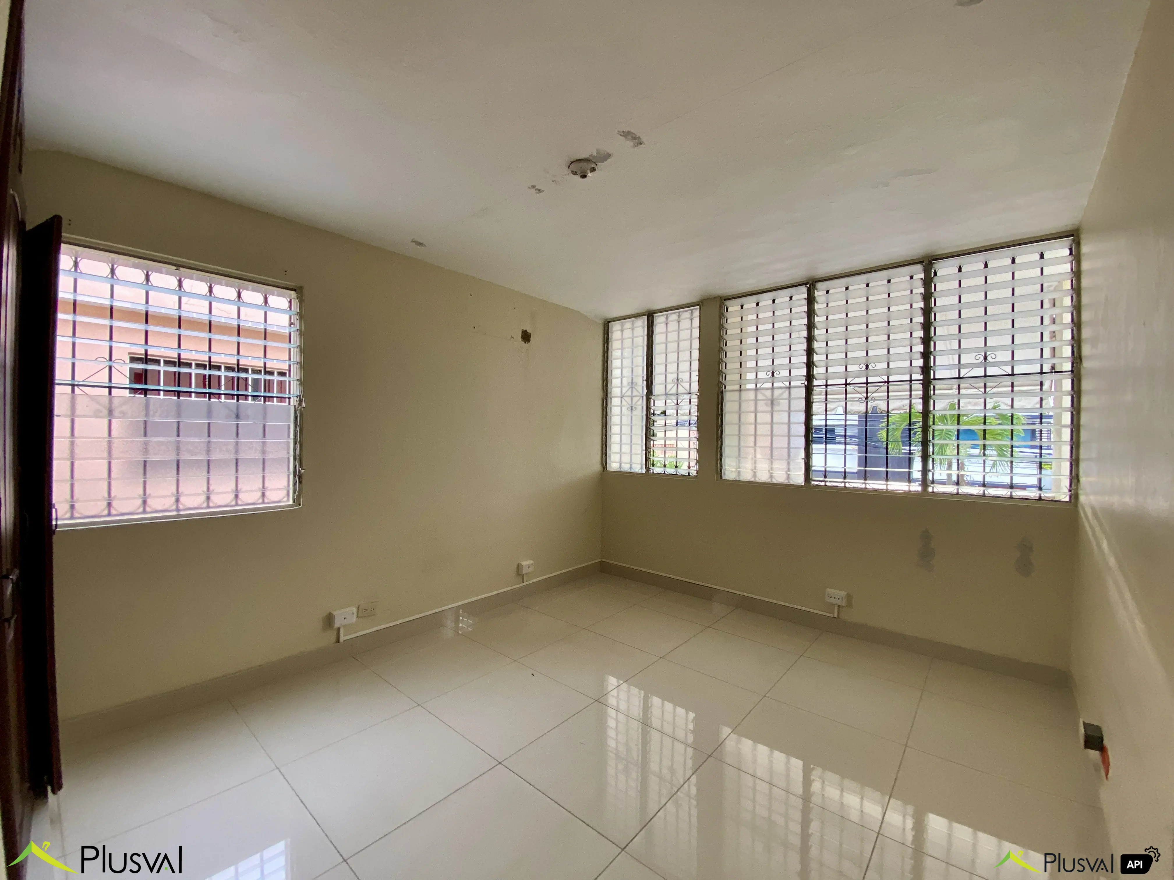 Casa Comercial de Dos Niveles en Alquiler en Urbanización Fernández – Ideal para Oficinas o Negocio 450693