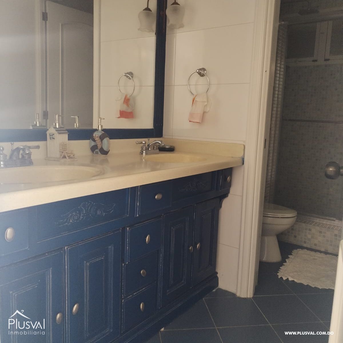 Villa en Guavaberry de dos niveles con vista hacia la piscina y campo de golf. 367965