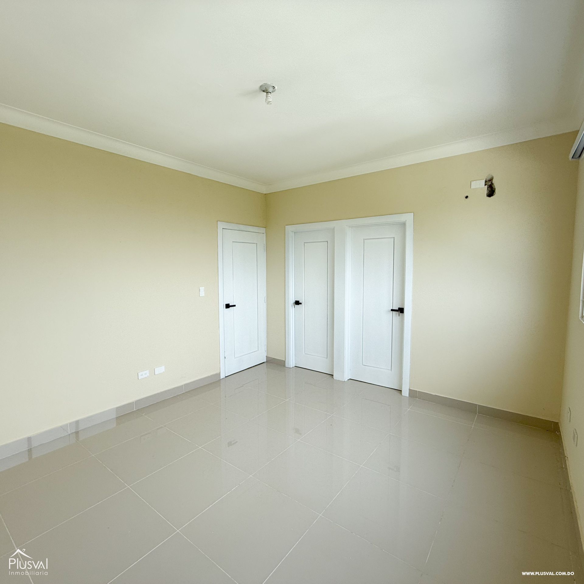 Venta de apartamento en Exclusiva Área de Santiago con parqueos techados. 397825