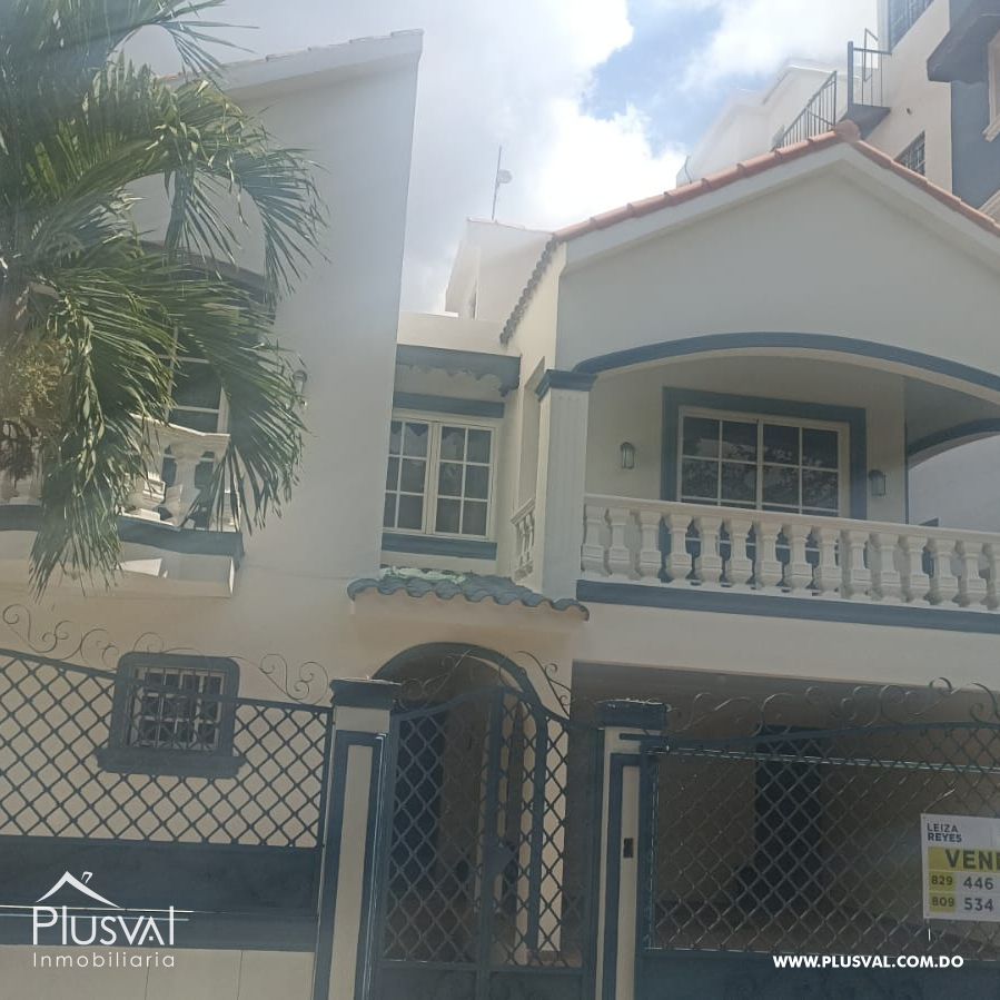 Casa Clásica de 2 Niveles en Residencial Cerrado 428422