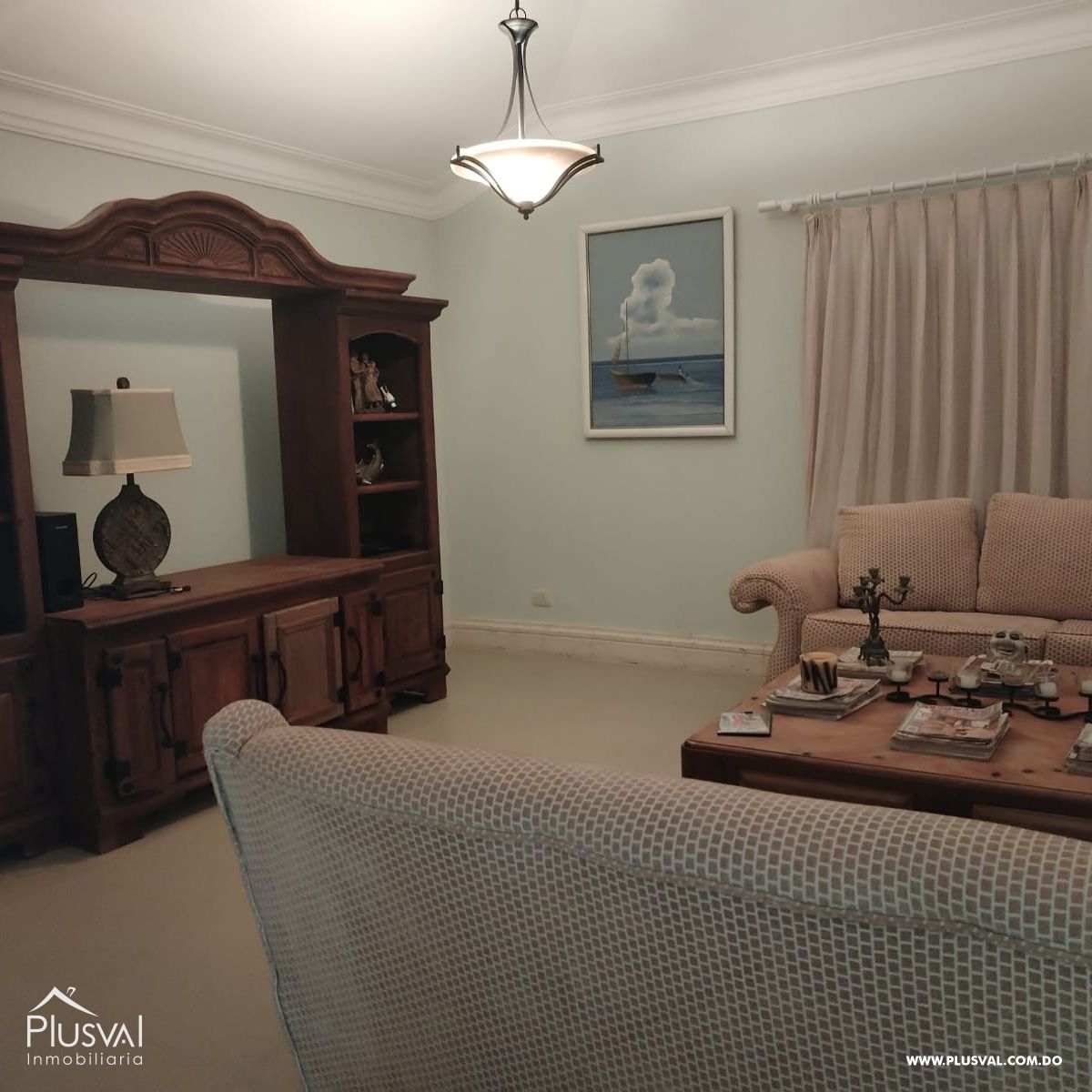 Villa en Guavaberry de dos niveles con vista hacia la piscina y campo de golf. 367949