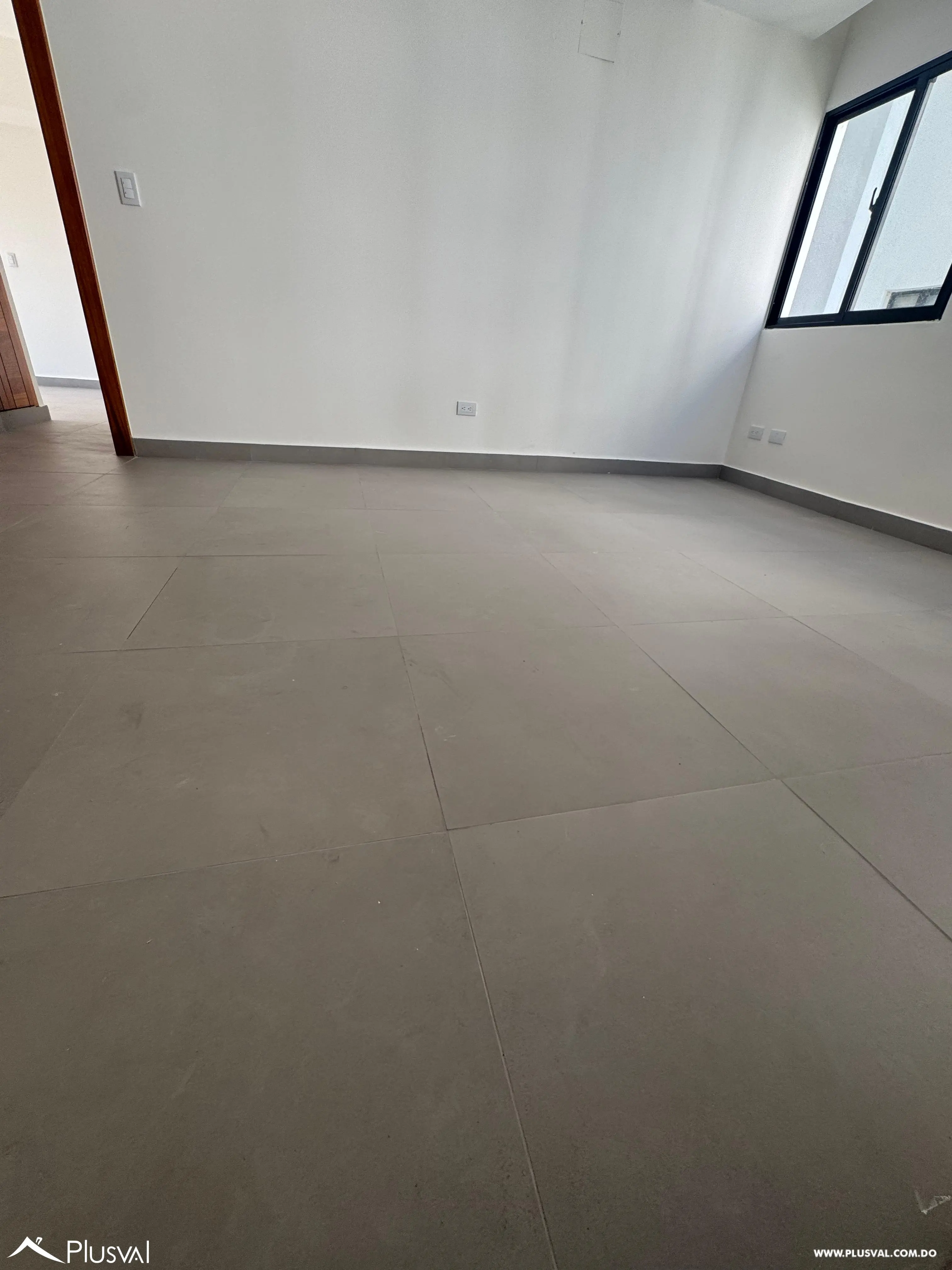 Alquiler de comodo apartamento en torre moderna de Evaristo Morales 458275