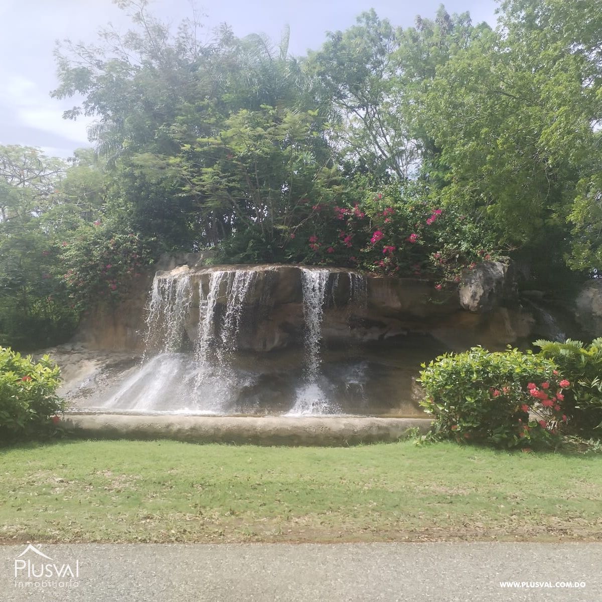 Villa en Guavaberry de dos niveles con vista hacia la piscina y campo de golf. 367981