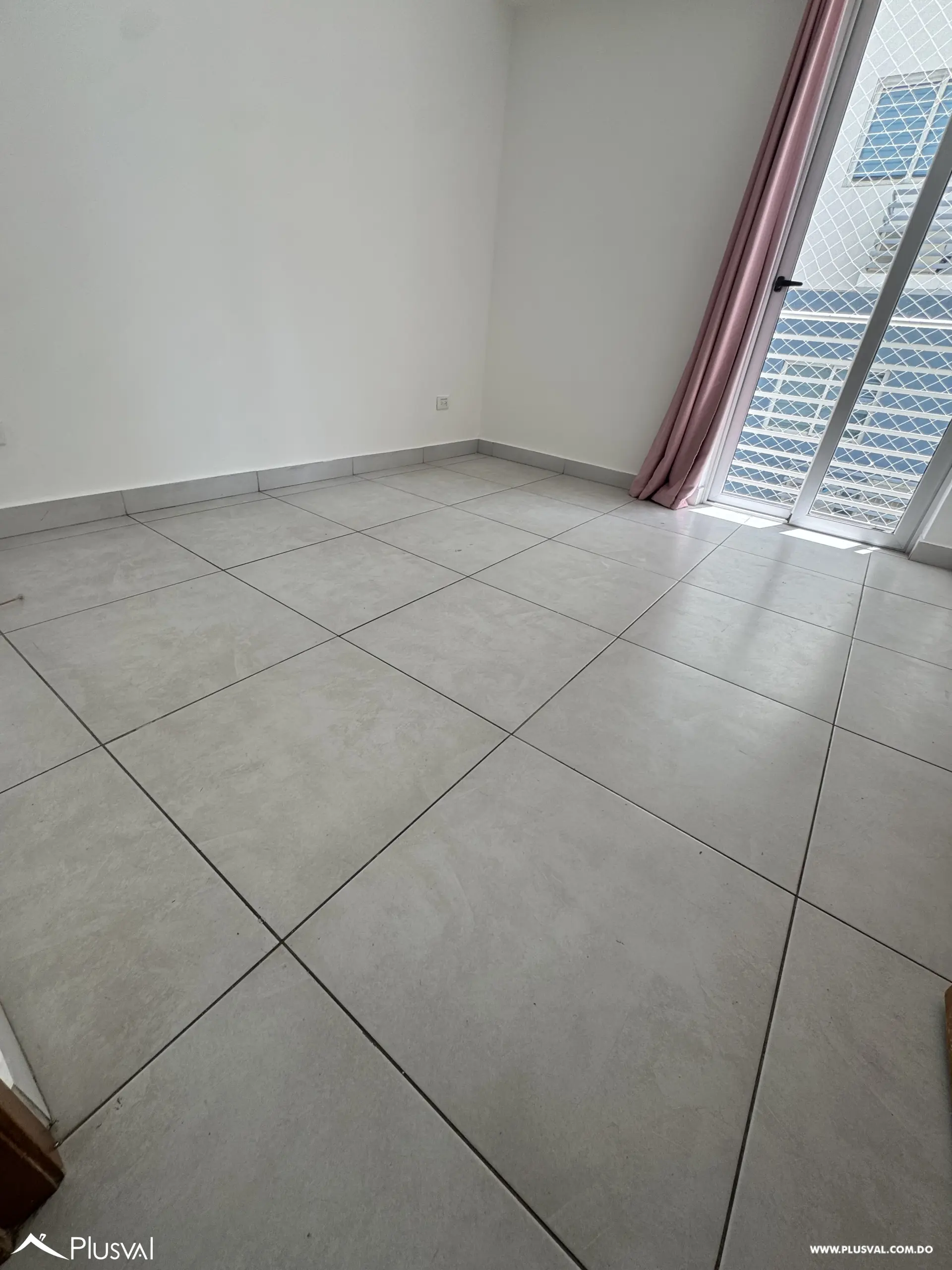 Alquiler apartamento de 3 habitaciones en Evaristo Morales. 518475