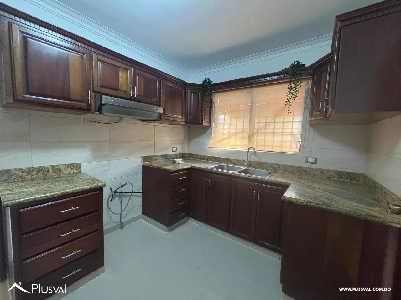 Amplio apartamento en alquiler, ubicado en Las Praderas. 526851