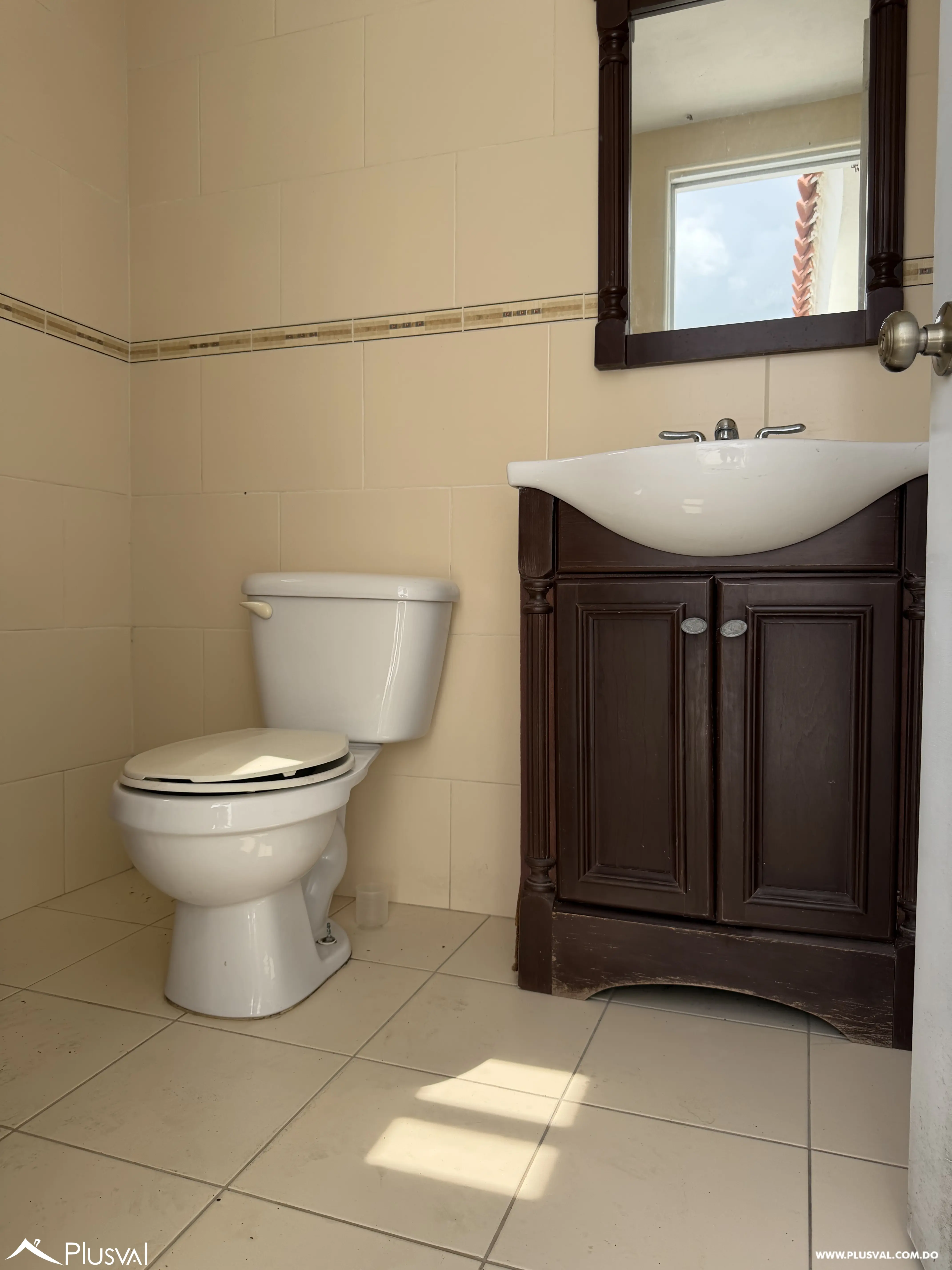 Casa de 3 Niveles con Piscina y Área Social en Juan Dolio 513196