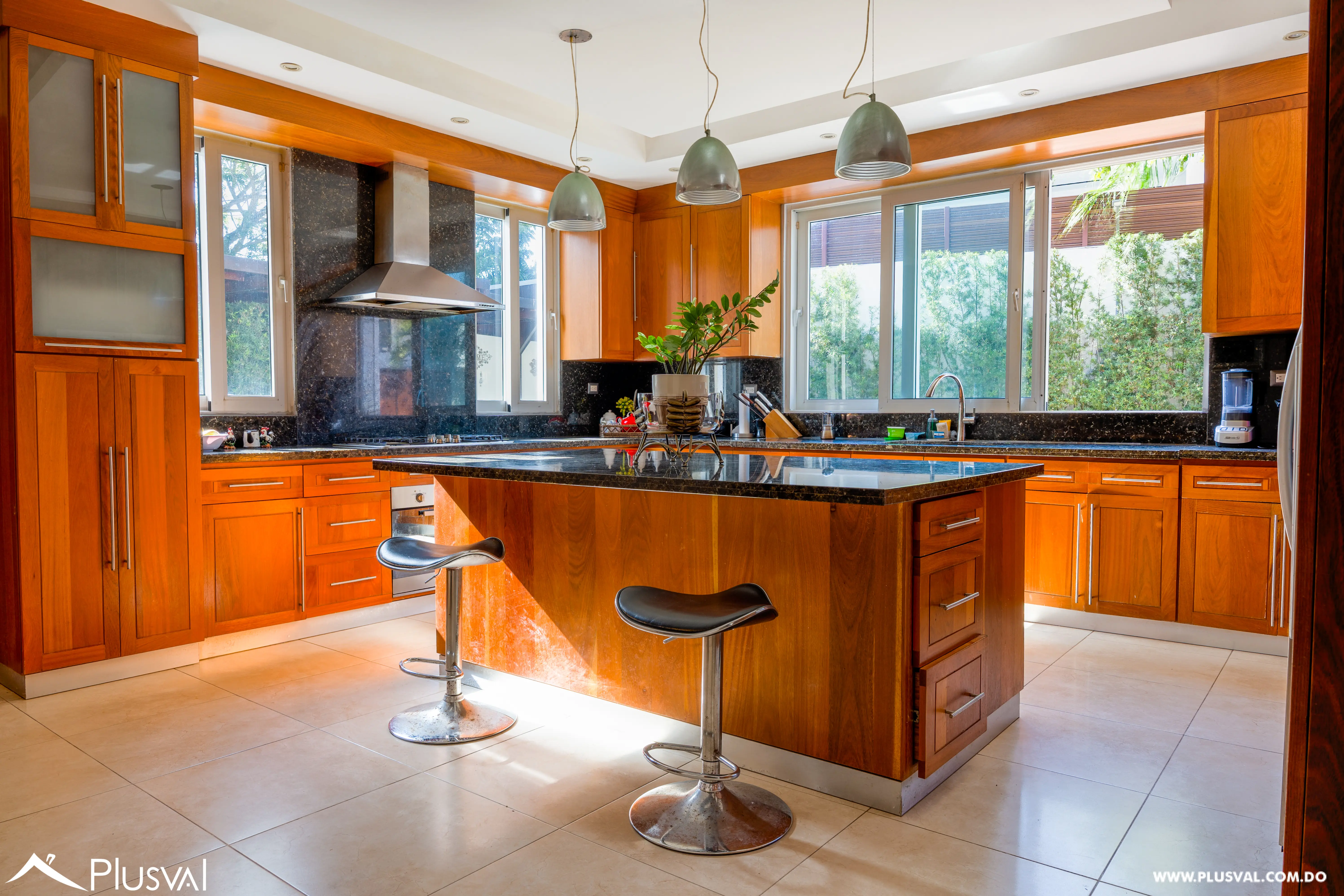 Exclusiva Casa de Dos Niveles en Venta con Piscina y Patio 522154
