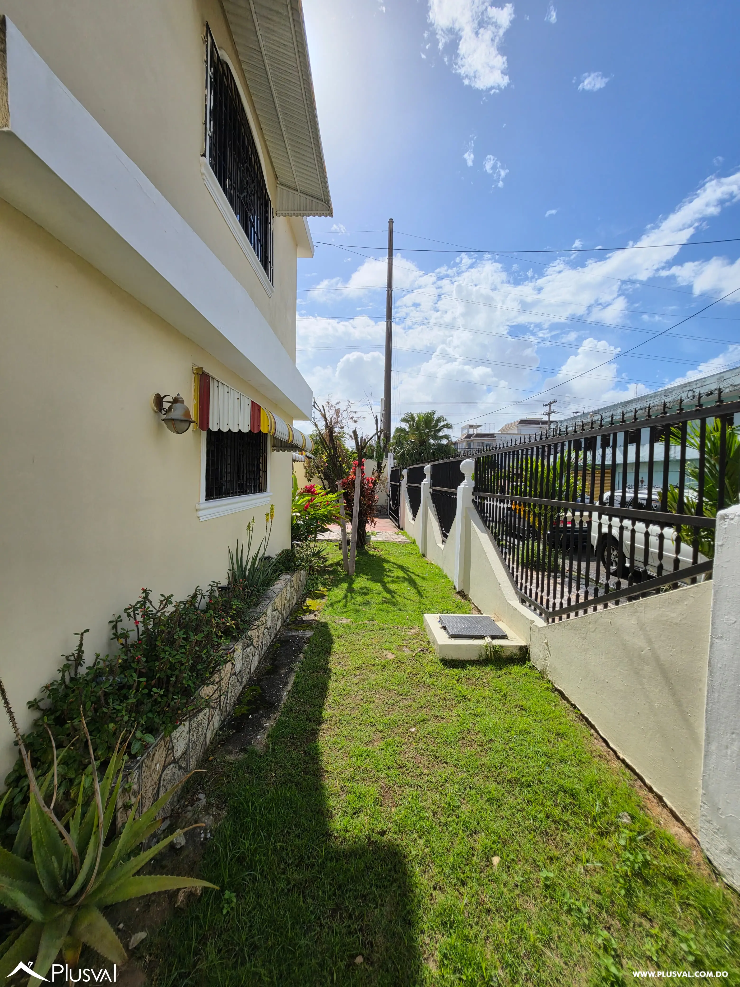 Casa en Venta con Gran Potencial Comercial Próxima a Sabana Larga en Ensanche Ozama 499360