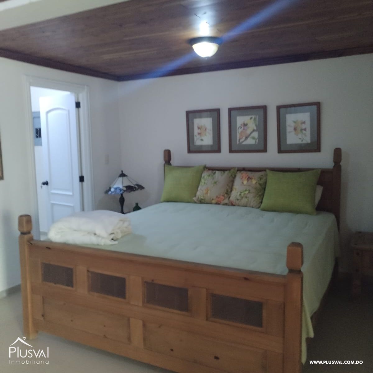 Villa en Guavaberry de dos niveles con vista hacia la piscina y campo de golf. 367951