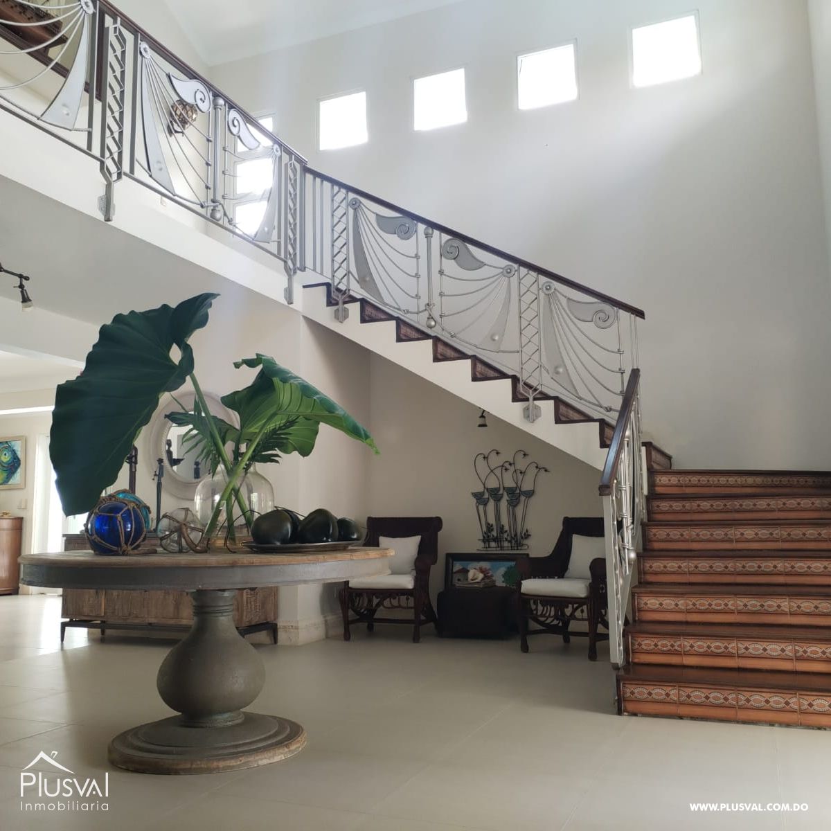 Villa en Guavaberry de dos niveles con vista hacia la piscina y campo de golf. 367947