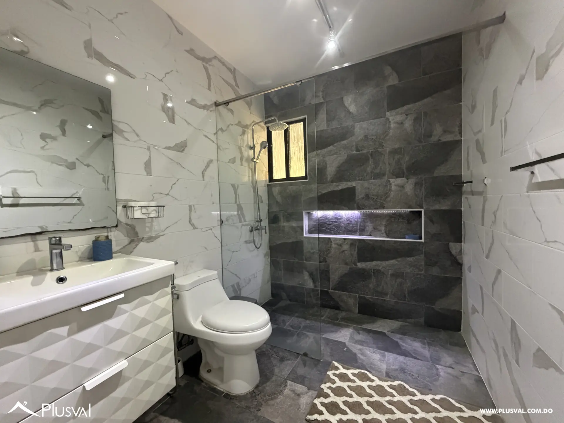 Amplia casa con piscina ubicada en Santo Domingo Oeste. 523651