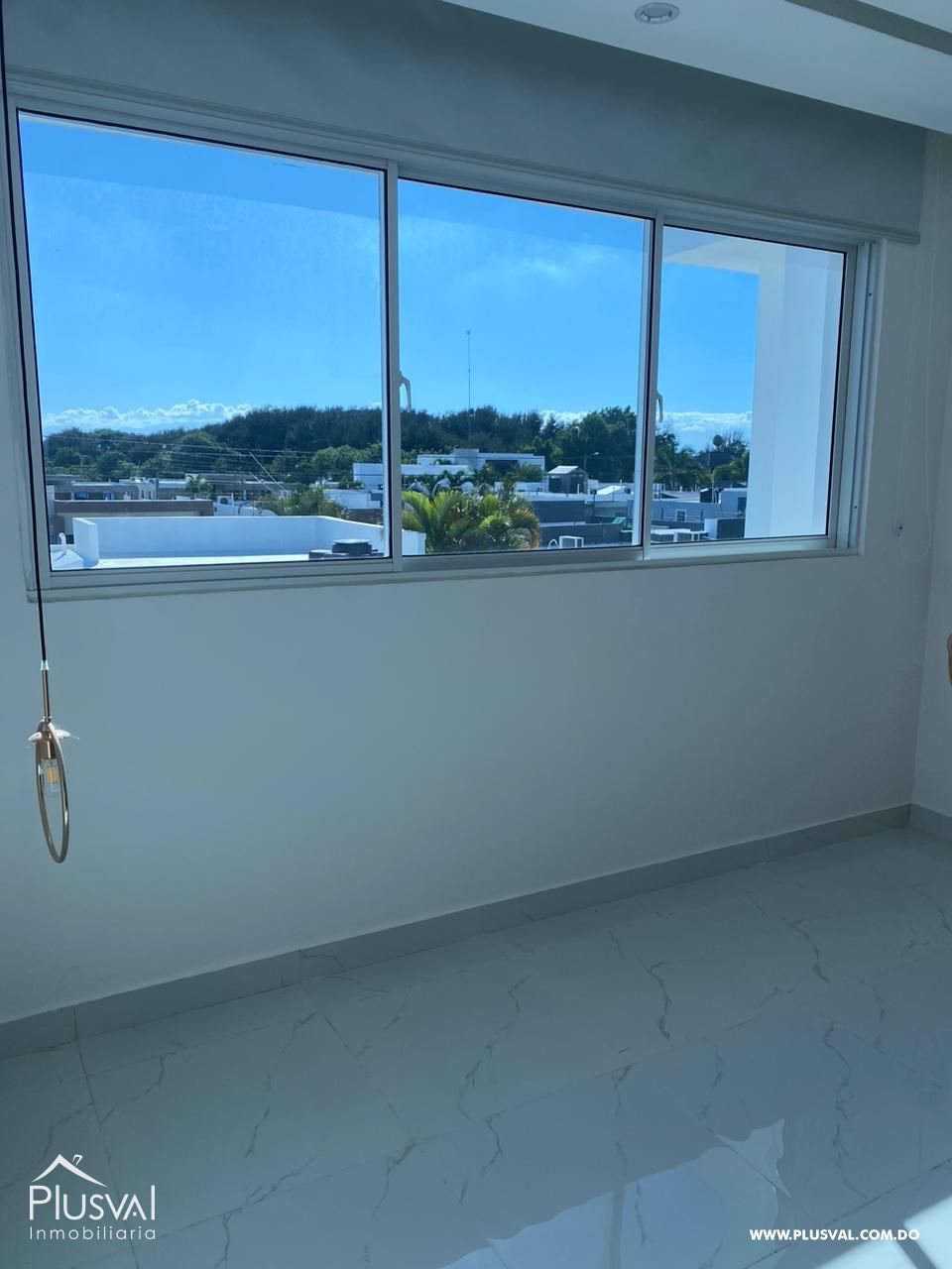 Casa Moderna de Dos Niveles en Complejo Cerrado con Diseño Funcional y Patio 483965