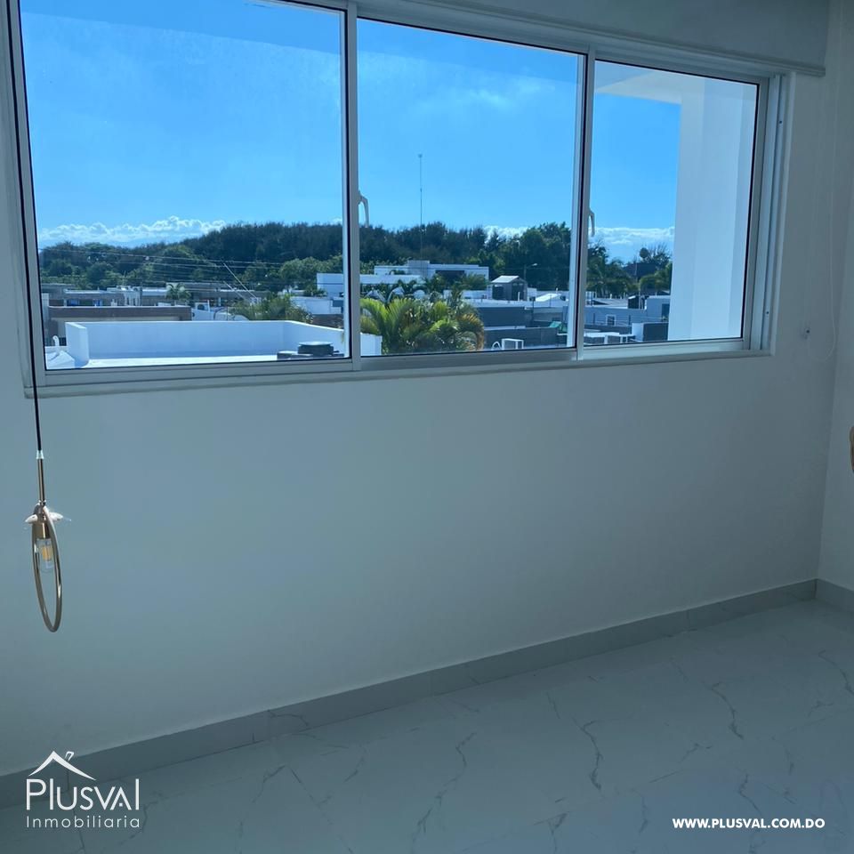 Casa Moderna de Dos Niveles en Complejo Cerrado con Diseño Funcional y Patio 483965