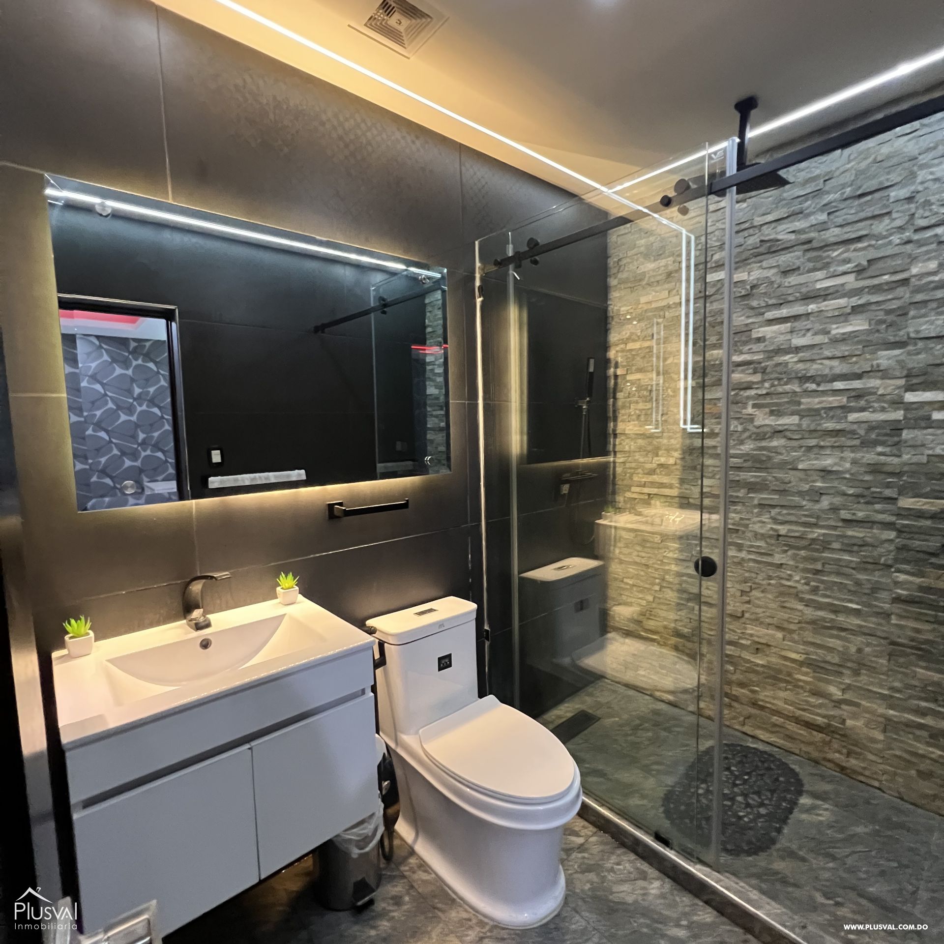 Amplio penthouse en venta en zona privilegiada de Santiago. 246017