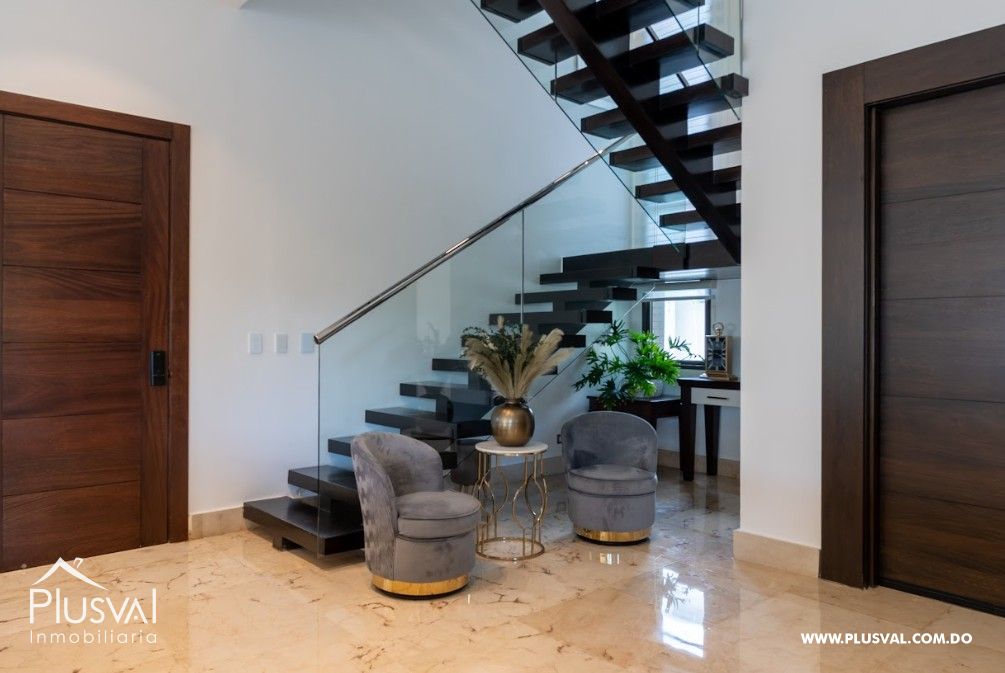 Elegante y Espaciosa Casa de Tres Niveles en Venta Ubicada en Cerros de Gurabo 495868