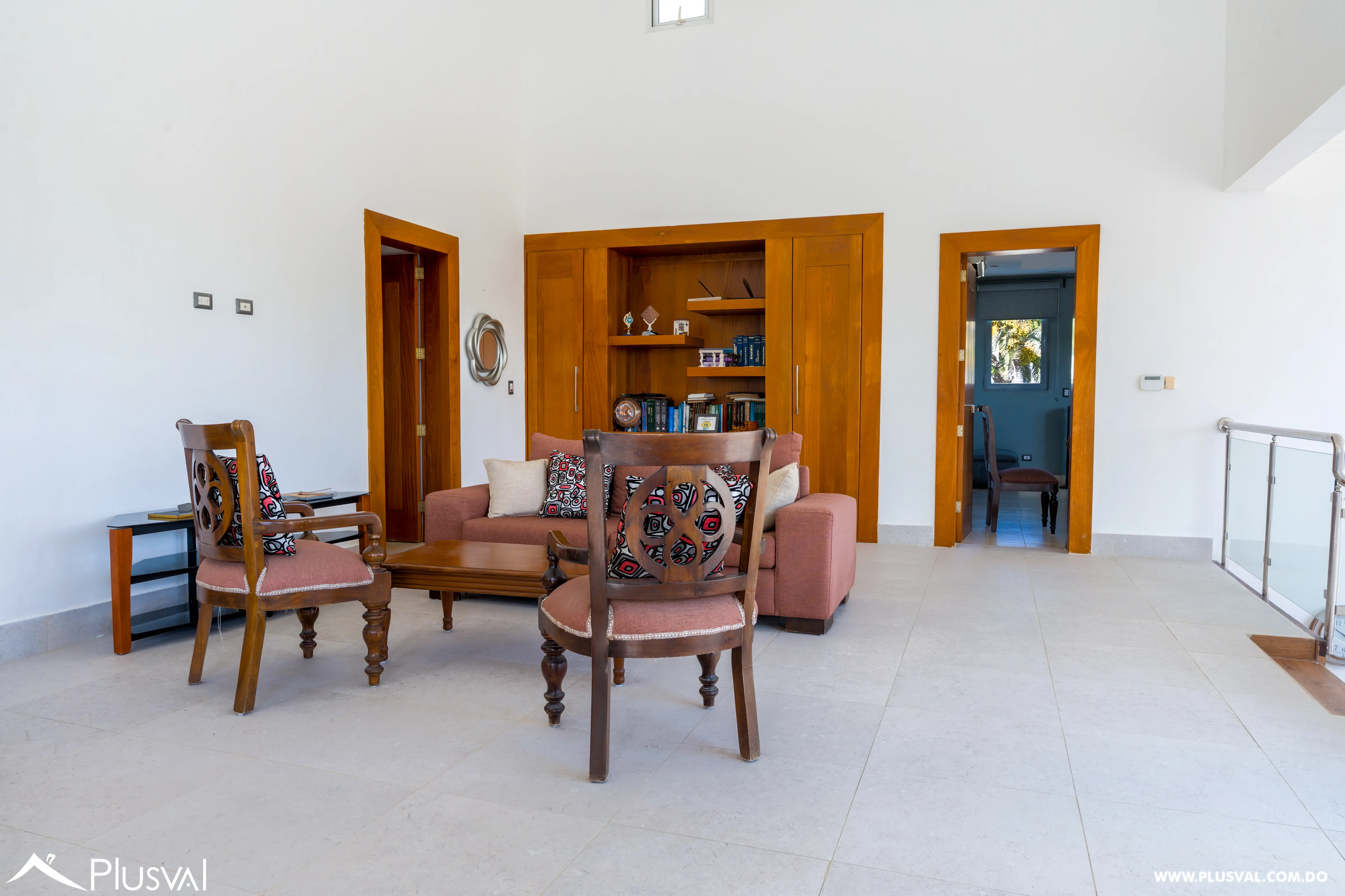 Exclusiva Casa de Dos Niveles en Venta con Piscina y Patio 522155